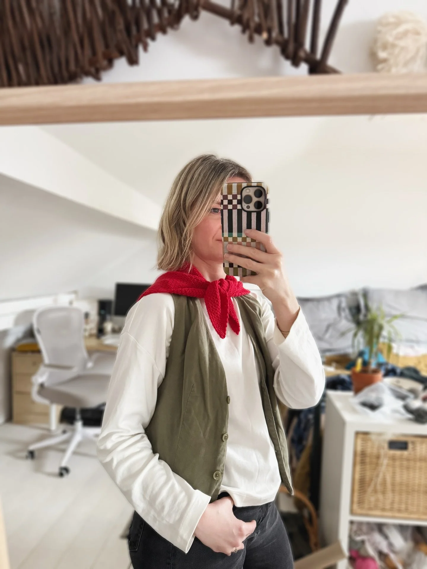 My &lsquo;Aries&rsquo; scarf has been getting a lot of use this week. I think I&rsquo;m giving gnome-vibes in the first pic 😅

I bought some lovely British 4-ply wool by @baarameweknits when I visited @woolbath and am thinking of turning it into ano