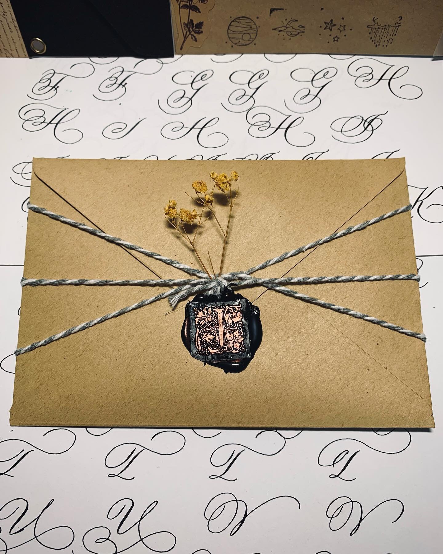 Swipe left to see how this envelope was made. Love putting thought into these little packages. Each one reflects the personality of the receiver - their quirks, vibes, psychology, communication styles etc. It&rsquo;s fun to think about people.