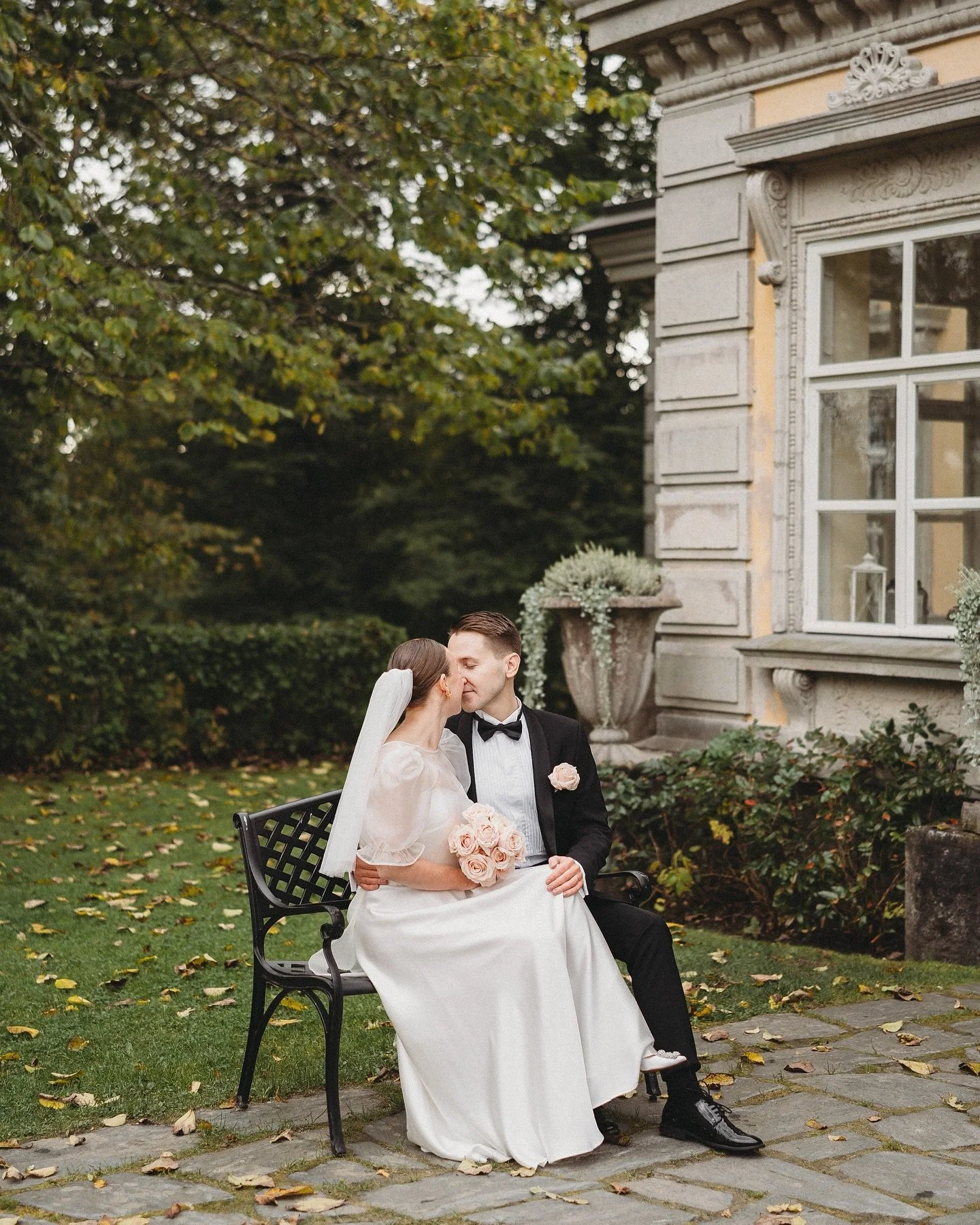 Lauantaina upeat N &amp; J saivat toisensa t&auml;ydellisess&auml; syystunnelmassa Espoon kartanolla 💍🍂

#h&auml;&auml;kuvaus #dokumentaarinenh&auml;&auml;kuvaus #h&auml;&auml;kuvaaja #h&auml;&auml;potretti #h&auml;&auml;kuvaajat #h&auml;&auml;kuva