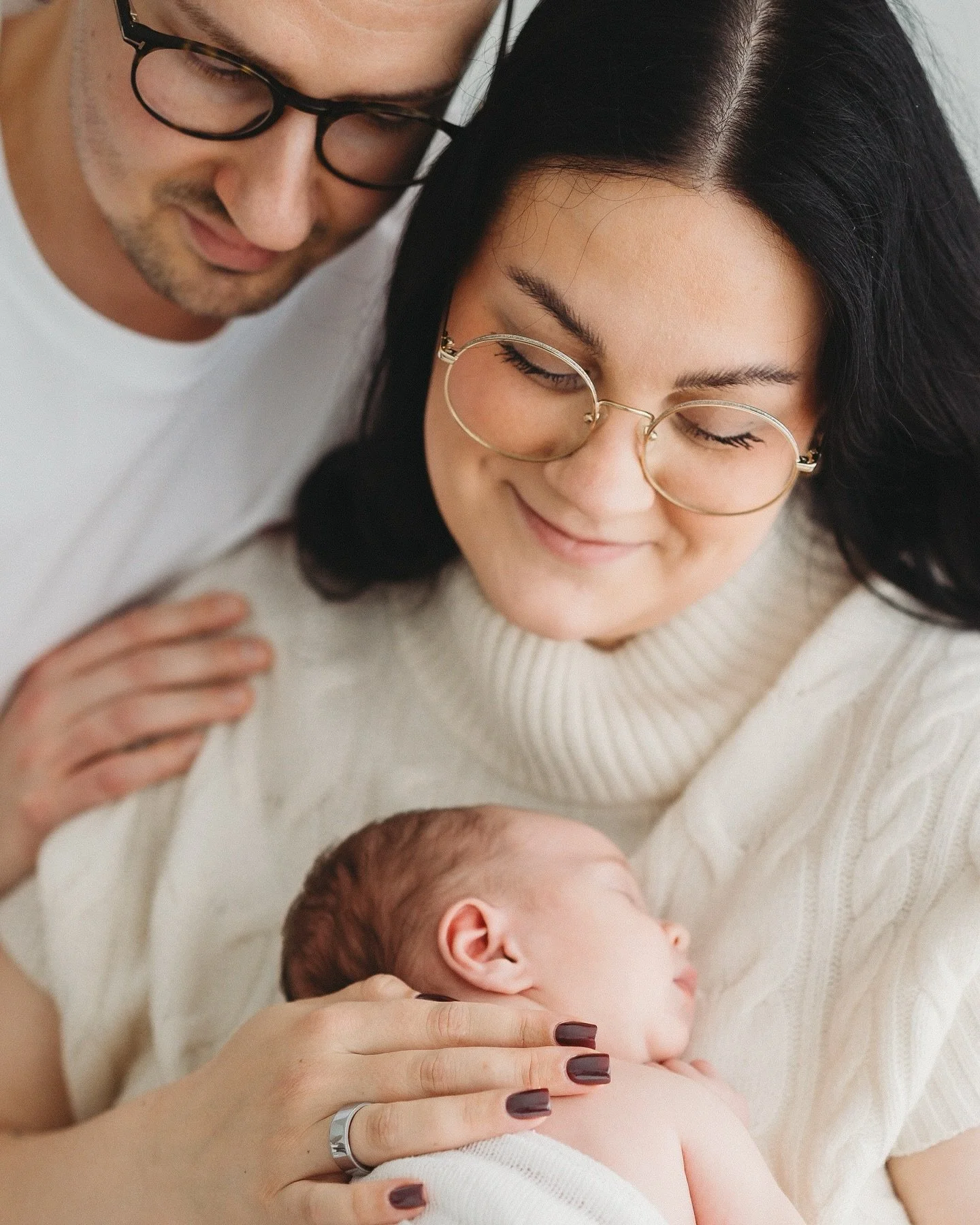 Vastasyntyneen vauvan ensiviikot ovat niin ainutlaatuista aikaa 👶🏼

Rakastan, kun saan hetken seurata l&auml;helt&auml; sit&auml; miten ihana tiimi ootte perheen&auml;, autatte ja tuette toisianne uuden el&auml;m&auml;nvaiheen alussa. 

Sit&auml; s