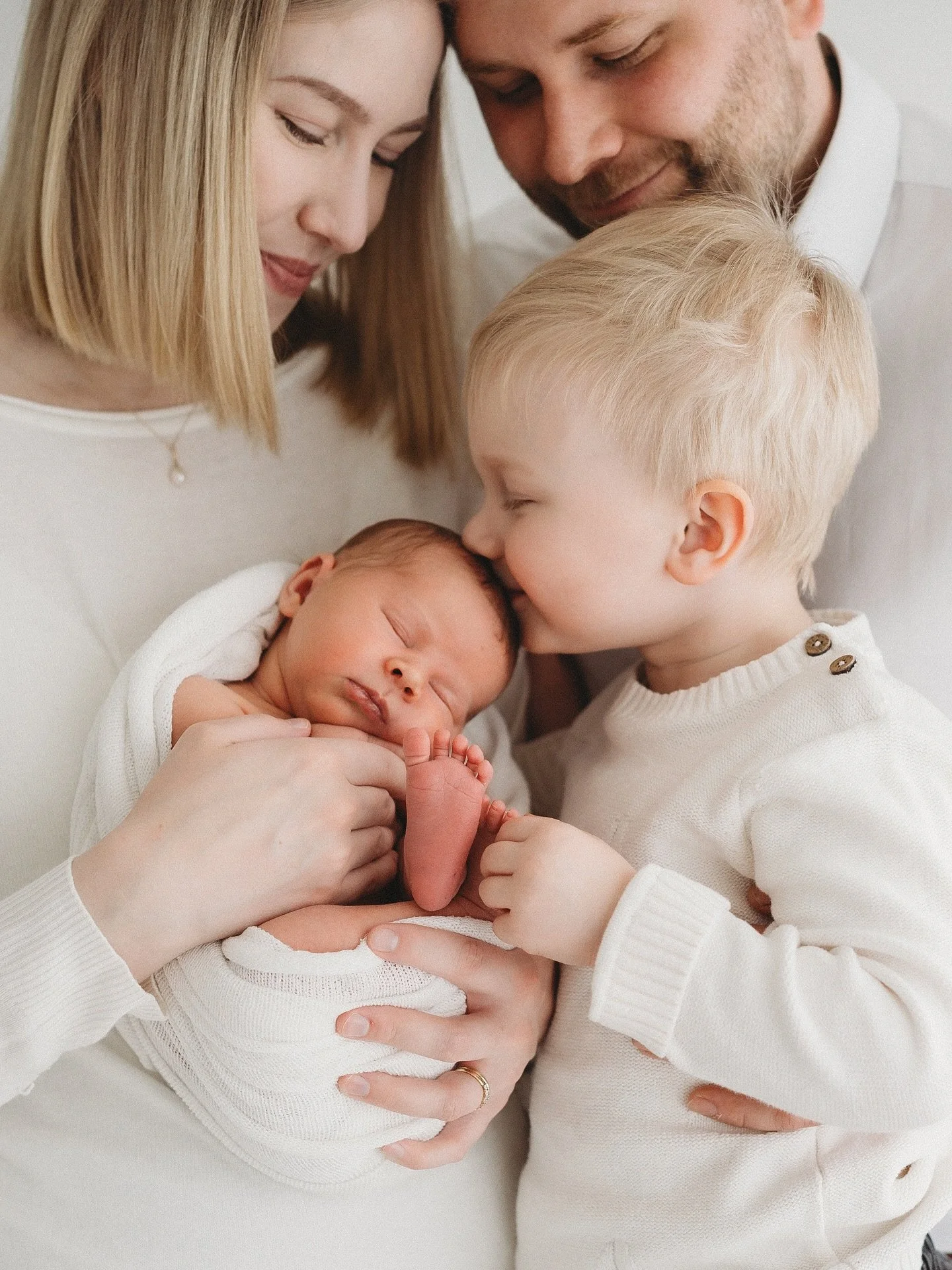 Talvivauvat t&auml;ytt&auml;v&auml;t t&auml;ll&auml; hetkell&auml; mun kalenteria ihanasti, ja loppuvuodelle on luvassa viel&auml; useampi vastasyntynyt perheineen pys&auml;htym&auml;&auml;n hetkeksi studion l&auml;mp&ouml;&ouml;n 🥹

#vastasyntyneen