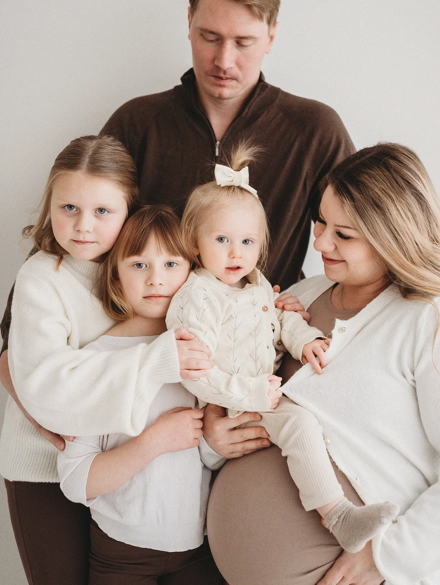 Mik&auml; onni, kun perheeseen saapuu ihan pian nelj&auml;s pikkuinen 🥹

#perhekuvaus #perhekuvaaja #studiokuvaus #vauvakuvaus #odotuskuvaus #lapsikuvaus #perhekuva #valokuvaajah&auml;meenlinna #perhekuvaajah&auml;meenlinna #vauvakuvaajah&auml;meenl