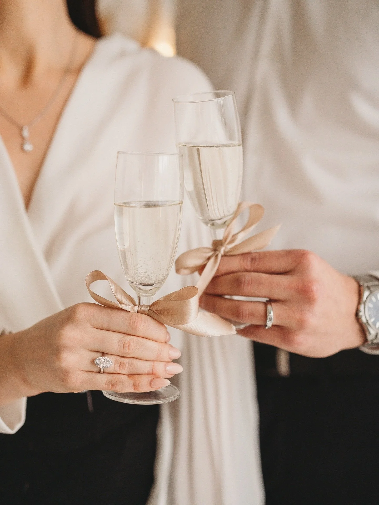 Viimeiset ty&ouml;t ennen joulua on saatu pakettiin, ja nyt rauhoitutaan vuoden ihanimpaan juhlaan ✨

N&auml;m&auml; upeat talven br&auml;ndikuvat kuvattiin @festive_timanttikorut &amp; @kultasepatnarsakka viel&auml; loppuvuoteen 🤍

Me yll&auml;tett