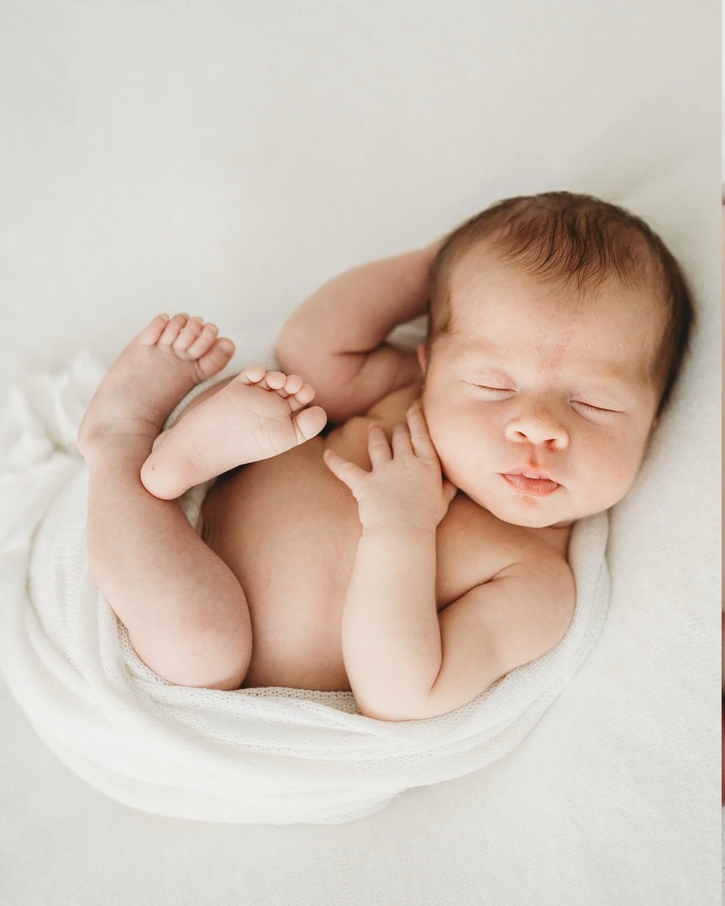 Oon saanut l&auml;hivuosien aikana olla mukana seuraamassa niin monen vauvaperheen ensiviikkoja, etten pysy en&auml;&auml; laskuissa, ja en vaan voi sanoin kuvailla miten rrrrakastan p&auml;&auml;st&auml; jakamaan teid&auml;n kanssa ajatuksia vanhemm