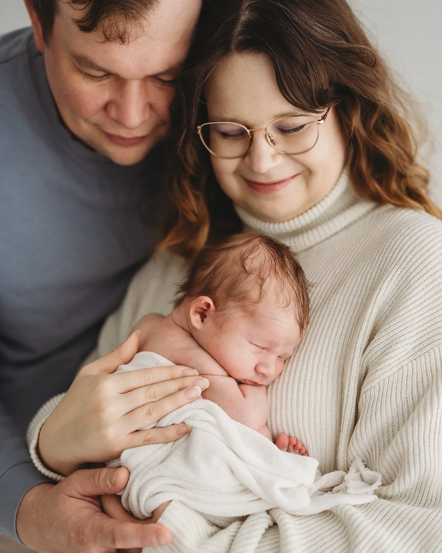 Talvivauvojen ja perheiden kanssa pys&auml;htymist&auml; studion l&auml;mm&ouml;ss&auml;, oh yes please 😮&zwj;💨

Vauvan ensip&auml;ivien - ja viikkojen tunnelmaa on vaikea sanoin kuvailla ja rrrrakastan, kun saan sukeltaa teid&auml;n kanssa kaikkii