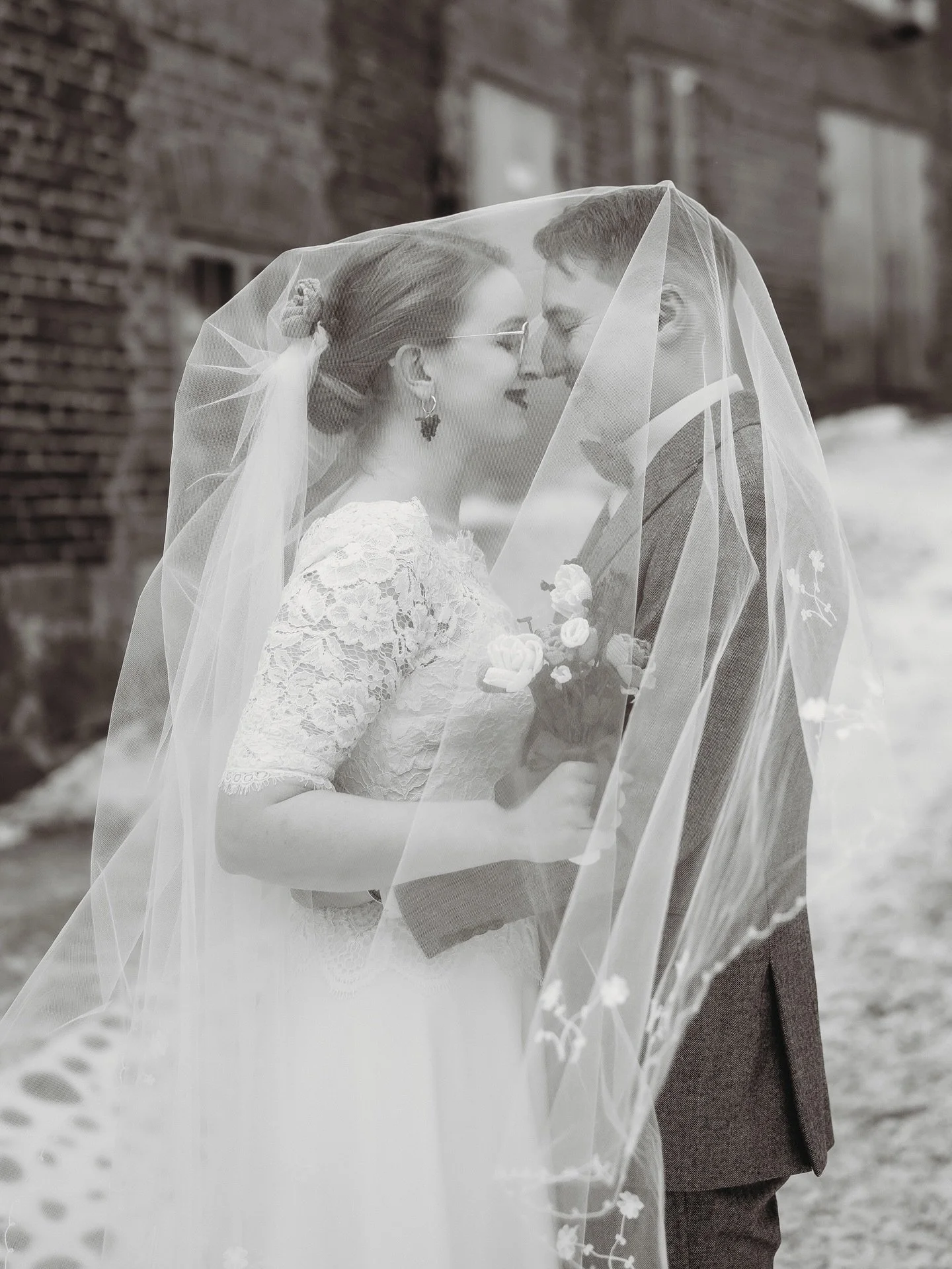 Tammikuisena pakkasp&auml;iv&auml;n&auml; kaksi upeaa saivat toisensa 🤍

Upeat B &amp; P ja H&auml;meen Linnan mielet&ouml;n milj&ouml;&ouml;💍🤎

#h&auml;meenlinna #h&auml;&auml;kuvaus #h&auml;&auml;t2026 #h&auml;&auml;t2027 #h&auml;&auml;kuvaaja