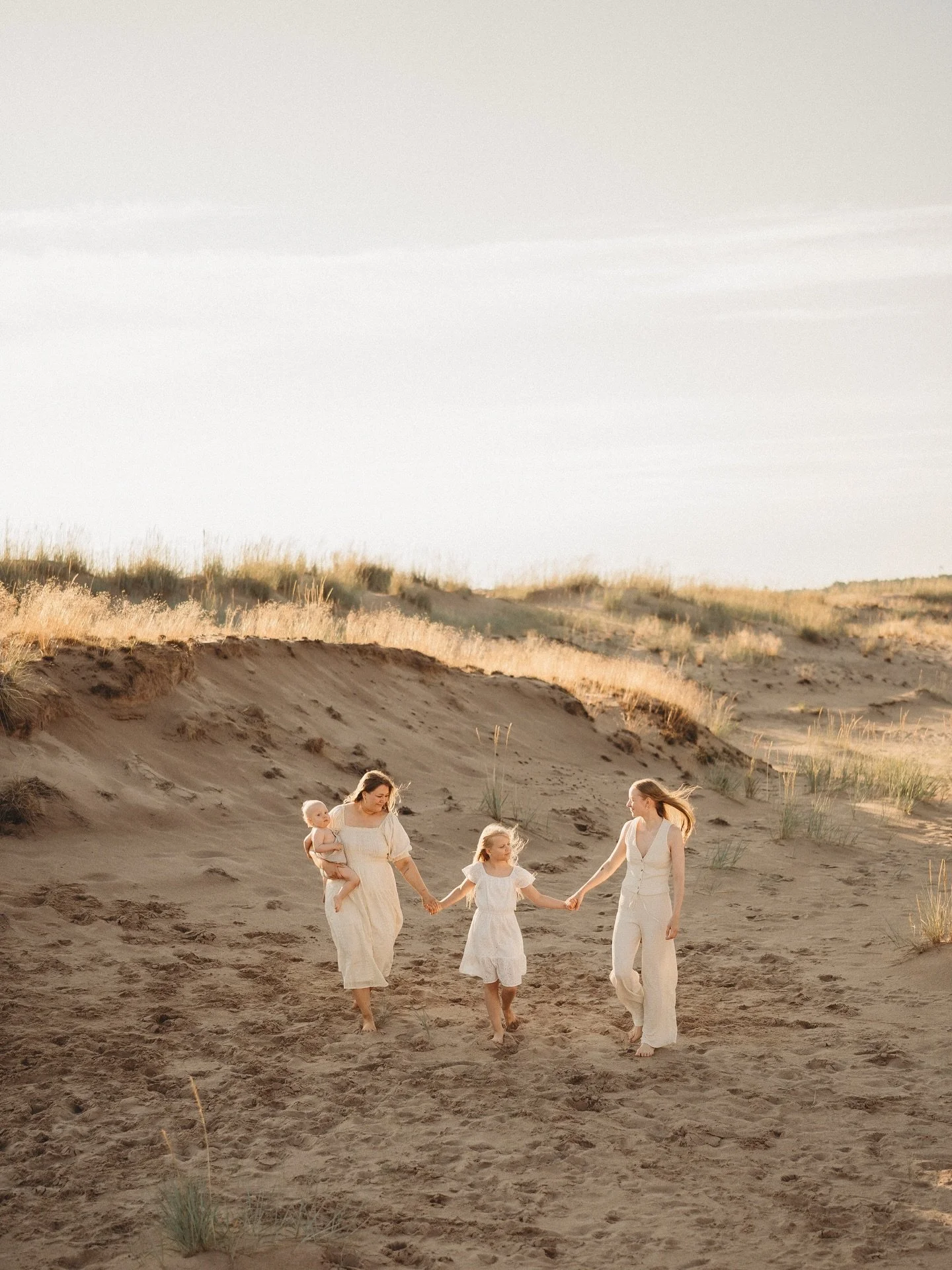 Pakkasten keskell&auml; pieni fiilistely viime kes&auml;isiin Yyterikuviin 🥹

Perhekuvaukset niin studiolla kuin milj&ouml;&ouml;ss&auml;kin ovat yksi suosituimmista palveluistani 🤎

#perhekuvaus #milj&ouml;&ouml;kuvaus #perhekuvaaja #vauvakuvaaja 