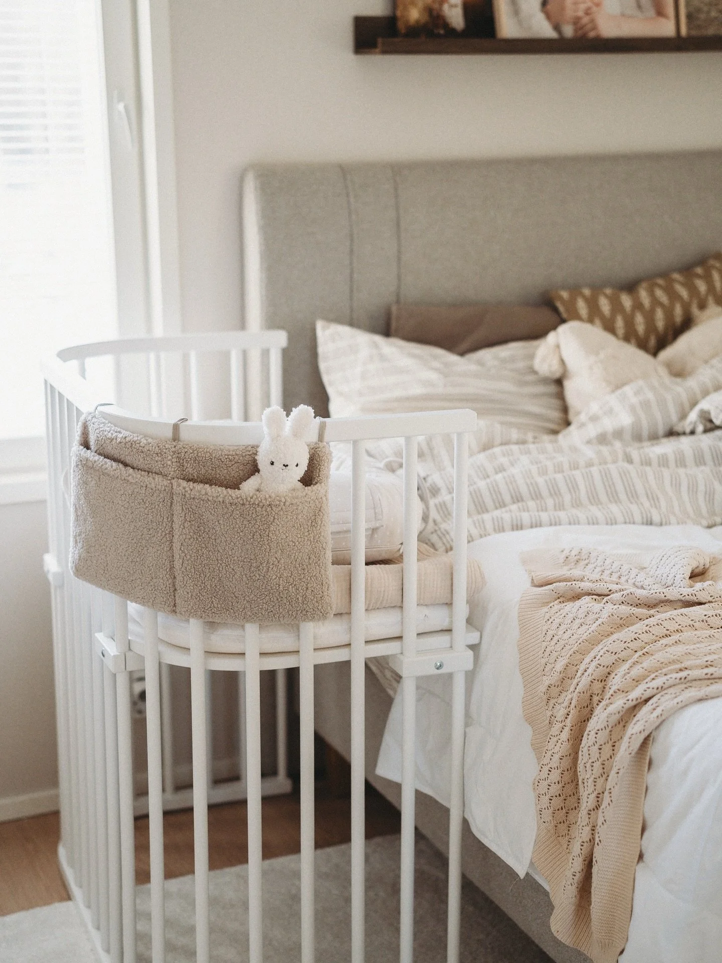 Vauvakuplaa odotellessa 🥹👶🏼🍼✨

Oli pakko eilen mallailla sivuvaunus&auml;nky&auml; meid&auml;n s&auml;ngyn viereen, ja en vaan pysty et pian tuolla tuhisee pieni k&auml;&auml;r&ouml; by&auml;&auml;😭

Pakko kertoa tarina t&auml;n s&auml;ngyn hank