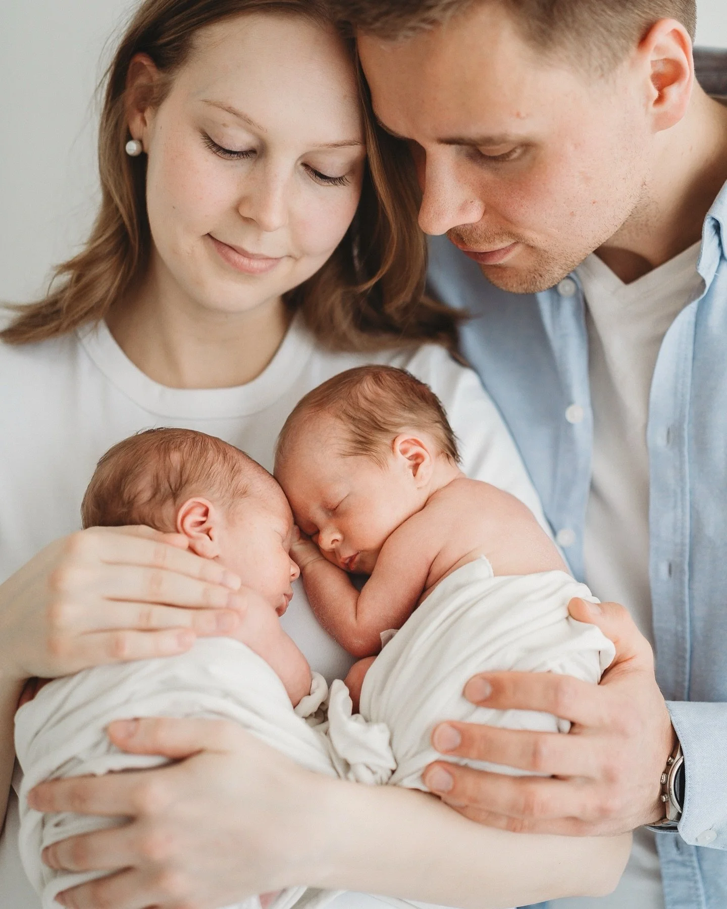 Turvallinen ja l&auml;mmin kuvauskokemus vauvan ensiviikoille, yes please 🥹

Mun luokse olet tervetullut just niin haavoittuvaisena ja uudesta el&auml;m&auml;nvaiheesta h&auml;keltyneen&auml; kuin vauvan (tai vauvojen) ensiviikkoina oletkin. 🍼🤎

A