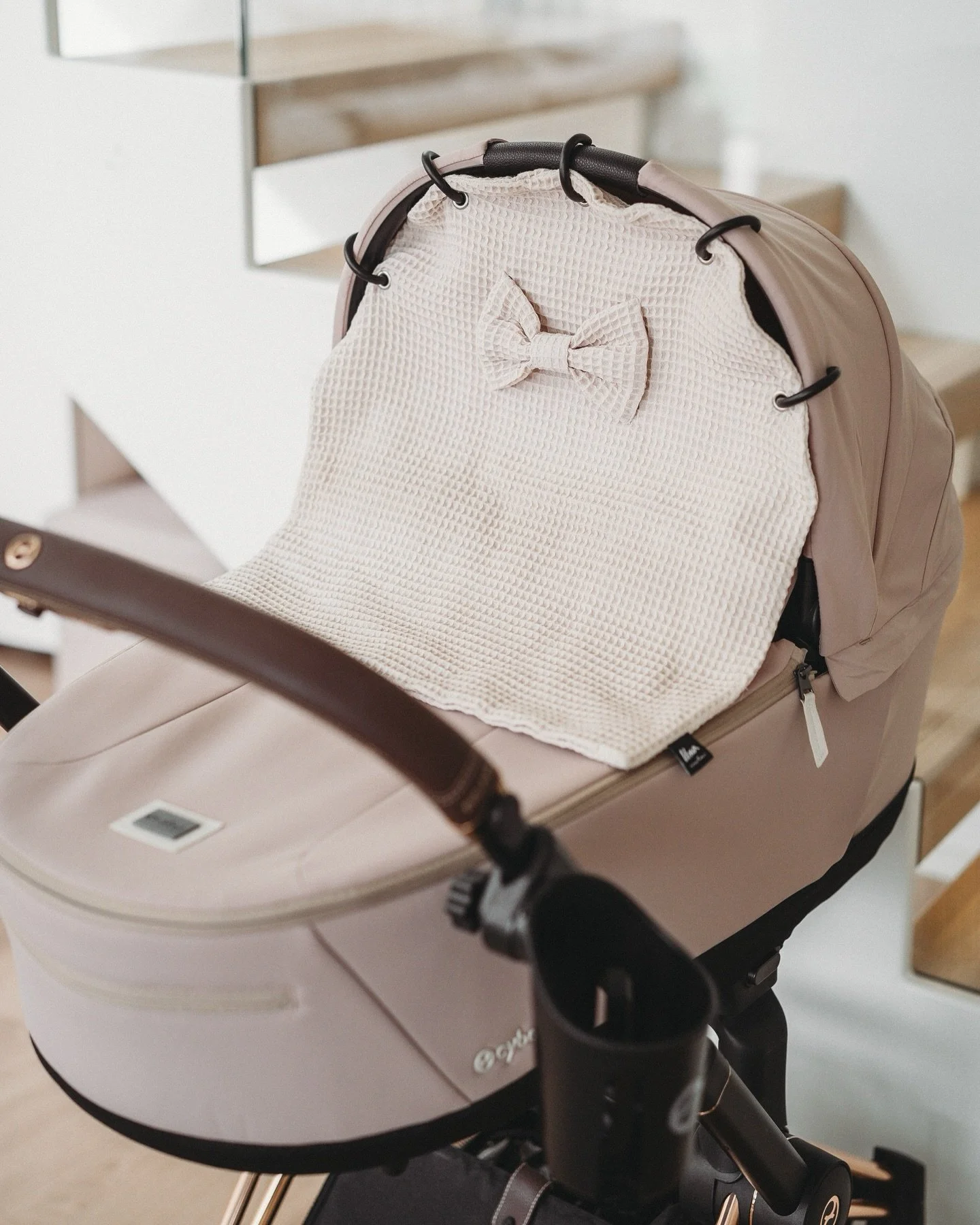 Mink&auml;laisia hankintoja ollaan tehty meid&auml;n kes&auml;vauvaa varten?👶🏼🫧🍼

Isompien lasten vauva-ajoilta tuttuja hyv&auml;ksi havaittuja juttuja, mutta my&ouml;s muutamia uusia, joita aiotaan testailla nyt kolmannen kanssa 🤎

Jos s&auml; 