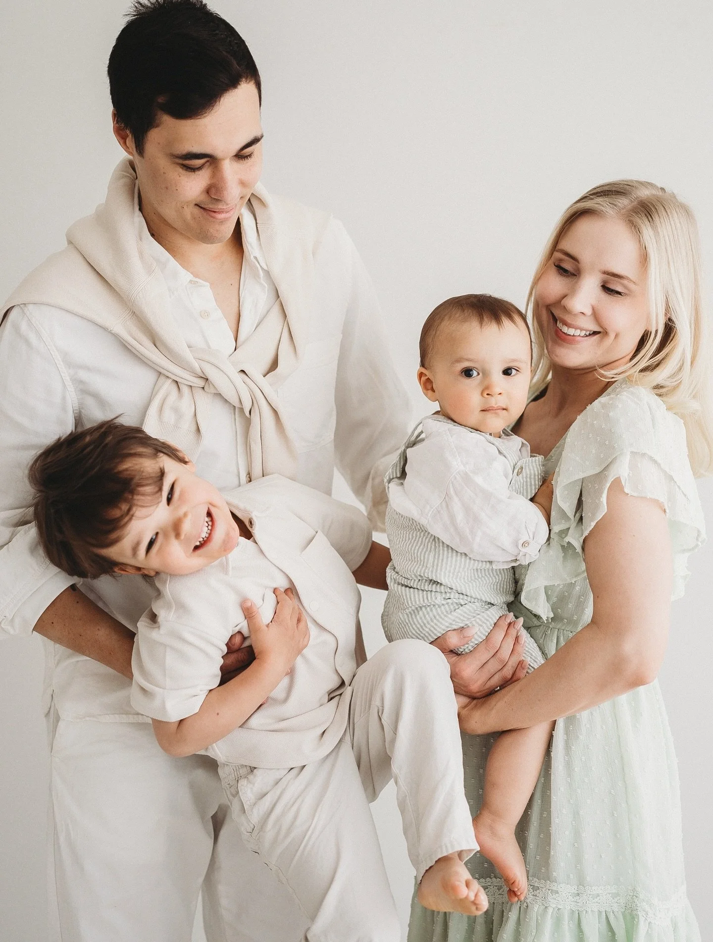 Kun et halua unohtaa sun rakkaudent&auml;yteisest&auml; el&auml;m&auml;nvaiheesta yht&auml;&auml;n hippusta 🥹 

Vaikka perhekuvausten ajankohta sijoittuu usein t&auml;rkeiden merkkip&auml;ivien ymp&auml;rille, on musta niin mielett&ouml;m&auml;n iha