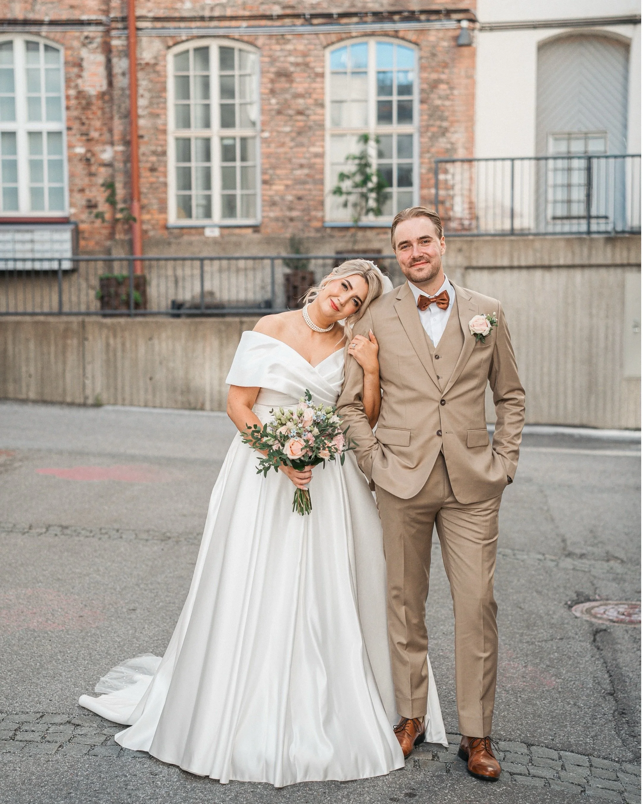 Upeat H &amp; A💘

Sanon t&auml;n aina vaan, mutta mik&auml; onni ja etuoikeus saada olla tallentamassa el&auml;m&auml;n t&auml;rkeimpi&auml; ja ikimuistoisimpia p&auml;ivi&auml; 🥹

J&auml;nnityst&auml;, mieleenpainuvia katseita, tunnerikkaita puhei