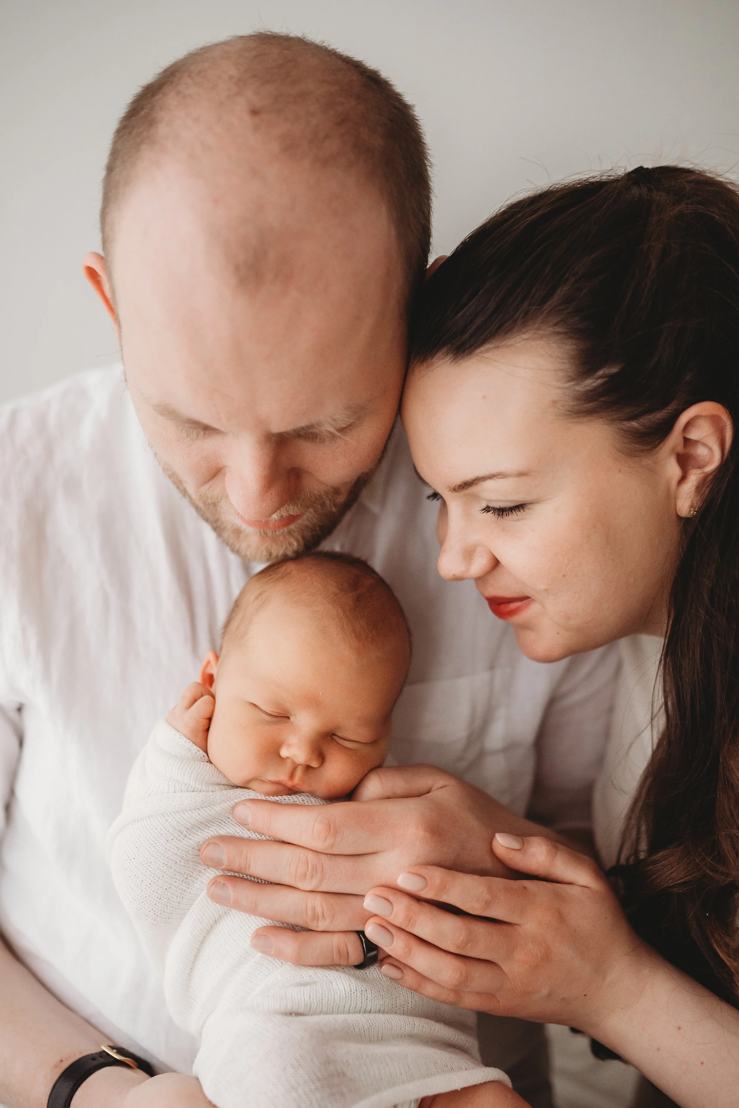 vauvakuvaus vastasyntyneenkuvaus vauvakuvaaja vastasyntyneenkuvaaja vauvakuvaaja hämeenlinna hattula studiokuvaus perhekuvaaja perhekuvaus lapsikuvaus newbornkuvaus