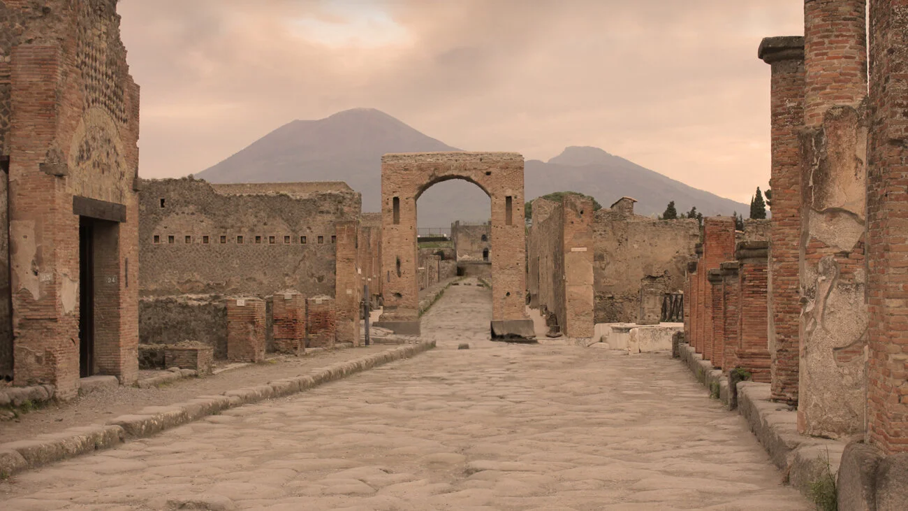 the-streets-of-pompeii-with-vesuvius-in-the-background_773808.jpg