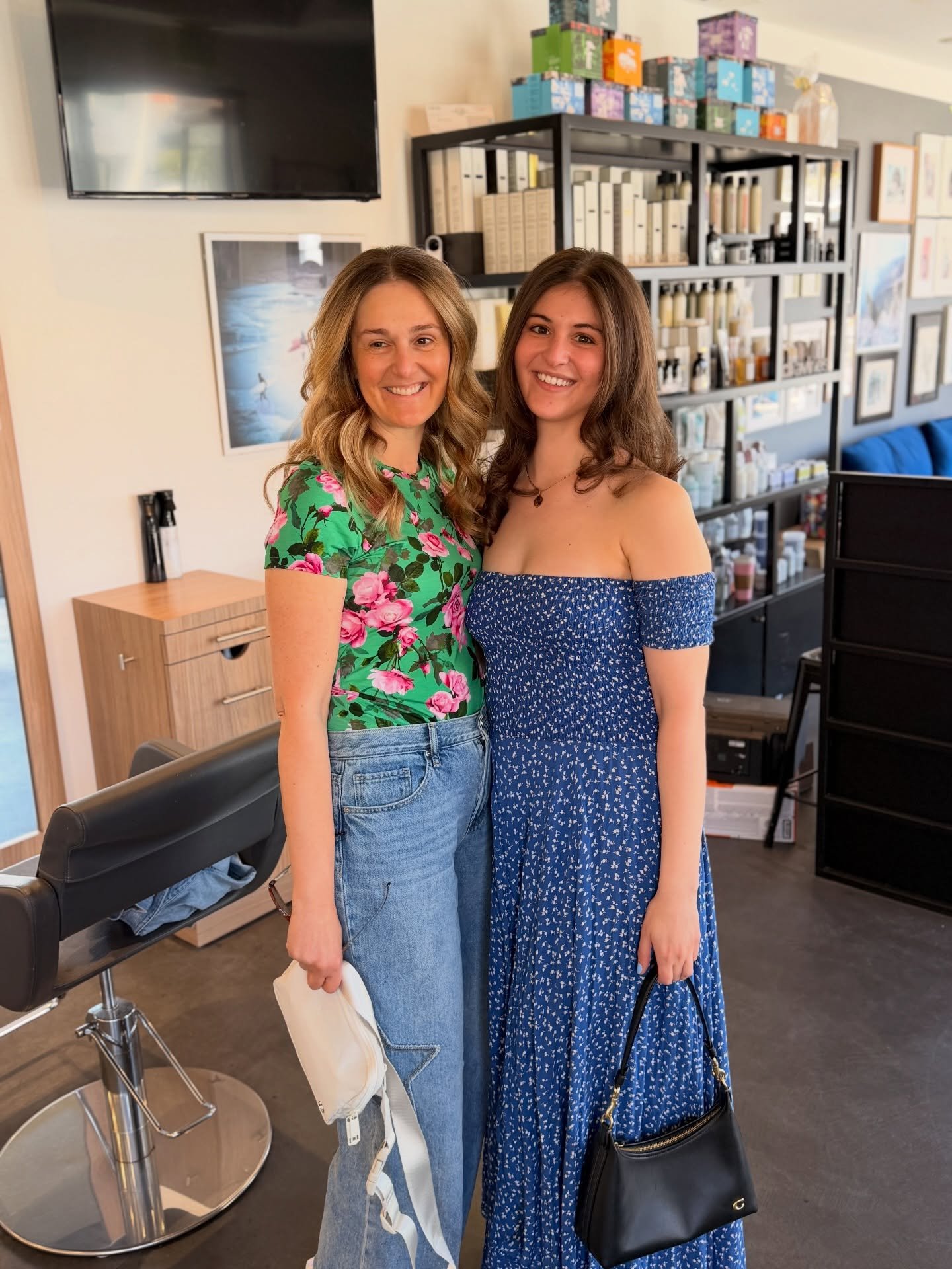 This beautiful mother, daughter duo! Blowouts by @onlymarkanawalt @lunazhair ✨💕🤩