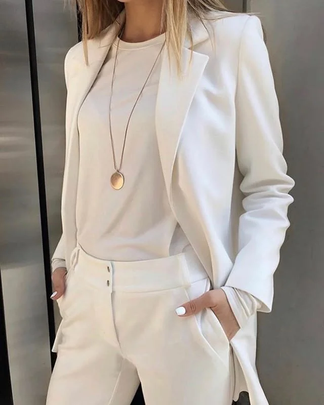 Love this all white suit and tee. Just perfect for every day. As the fabulous Caprece @capreceannjackson said, at the Pro-Age Network breakfast event at The SoHo NYC Wing @the.wing this past Tuesday, she’s loving the monochromatic look and she was rocking it!!
So casually chic..so Pro-Age Style. @perfect_fashion_styling