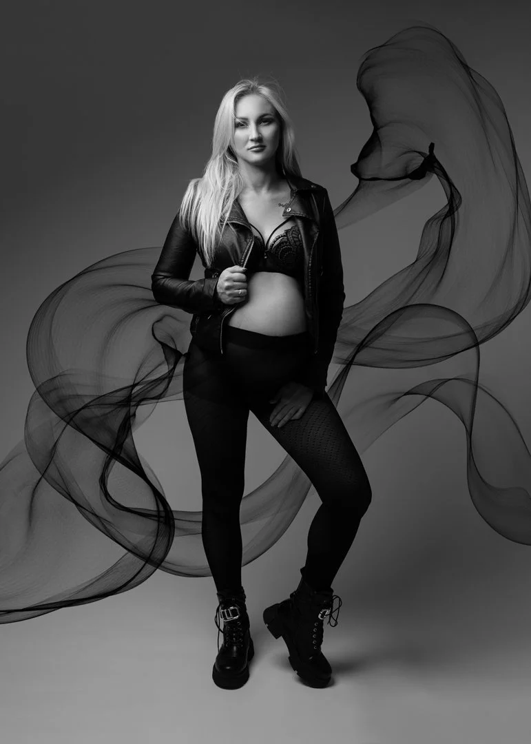 portret ciążowy z materiałem