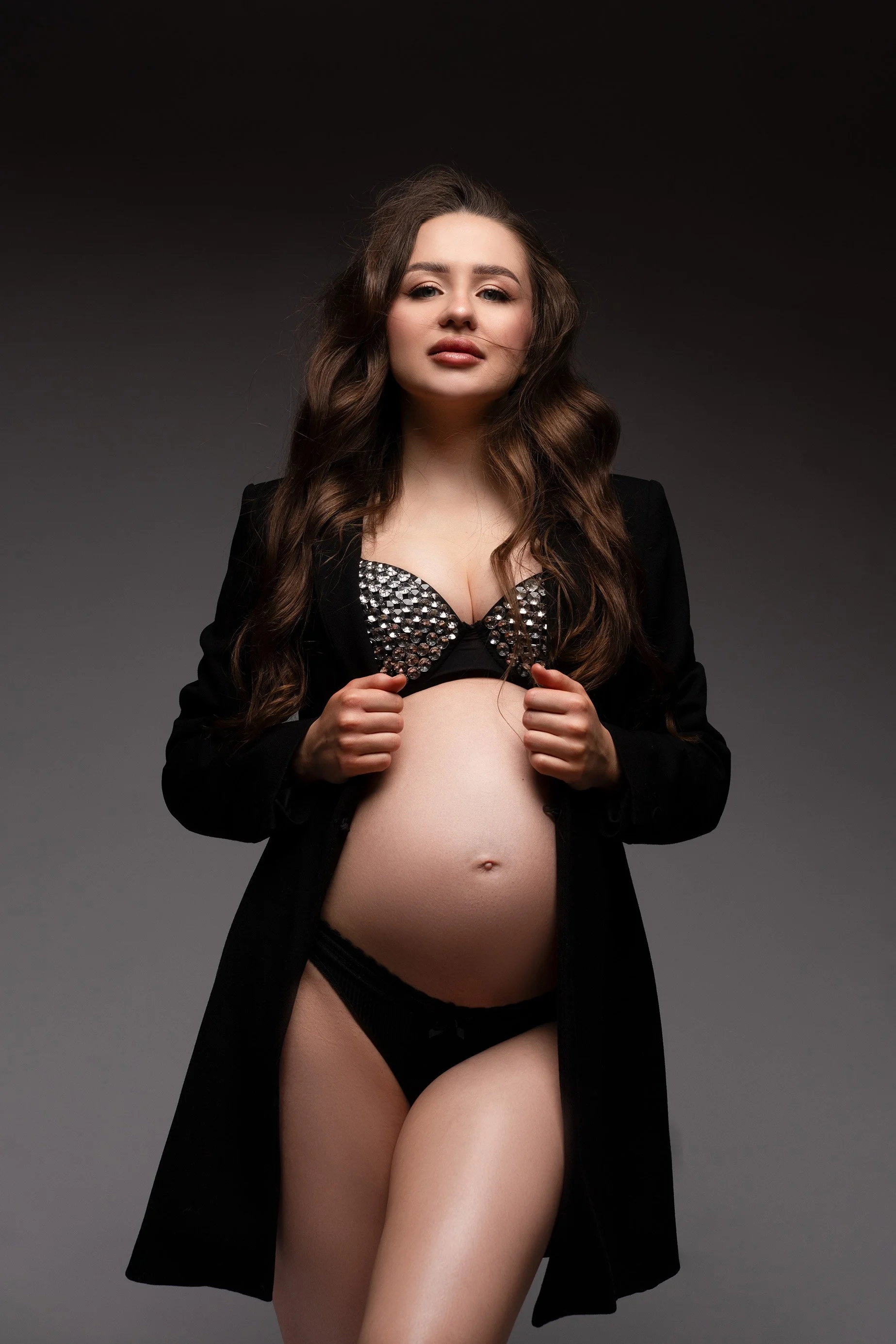  Kobiecy portret ciążowy w czarnym body i marynarce 