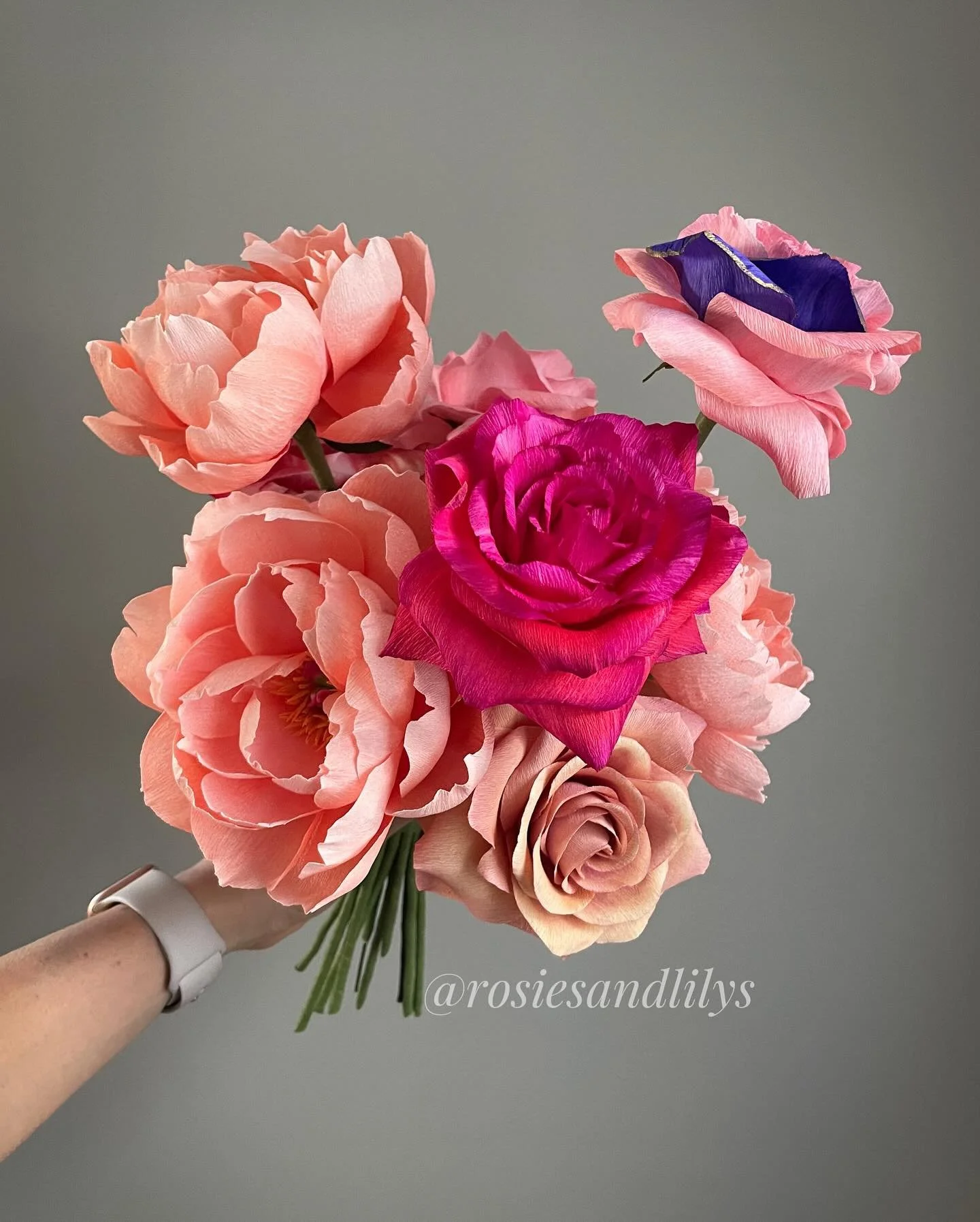 Gorgeous roses and peonies! 😍😍 What makes them even more beautiful is the reason for making them&hellip;to brighten someone&rsquo;s day. 
.
.
.
#roses #paperroses #peonies #paperpeonies #paperflowers #paperart #botanicalart #paperartist #paperarran