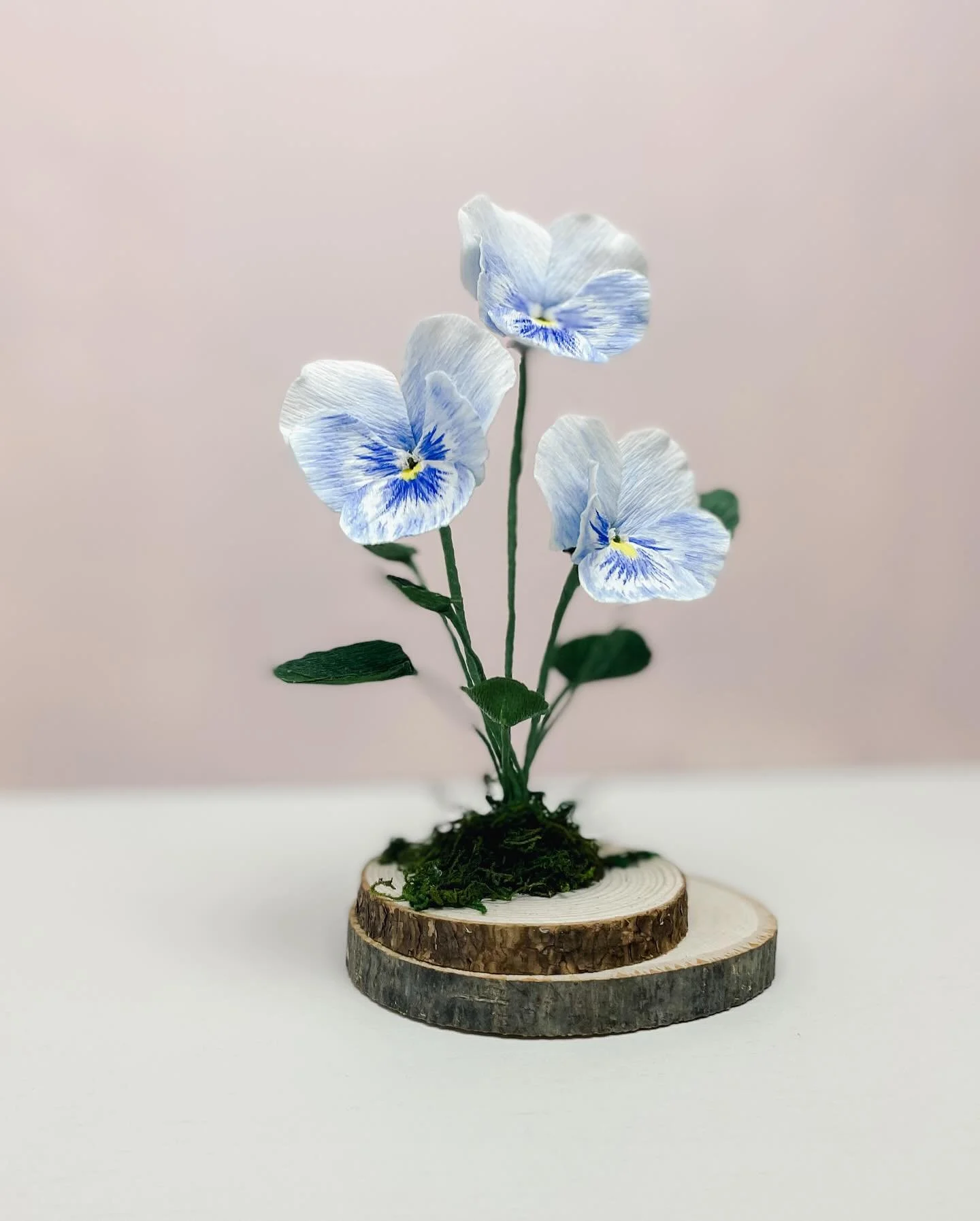 Does she have a favorite flower? &hellip;. She likes all flowers.

Does she have a favorite color? &hellip;. She likes blue. 

Result, the sweetest little blue kissed pansies. 💙
.
.
.
#pansies #paperpansies #flowerart #paperflowers #botanicalart #bl
