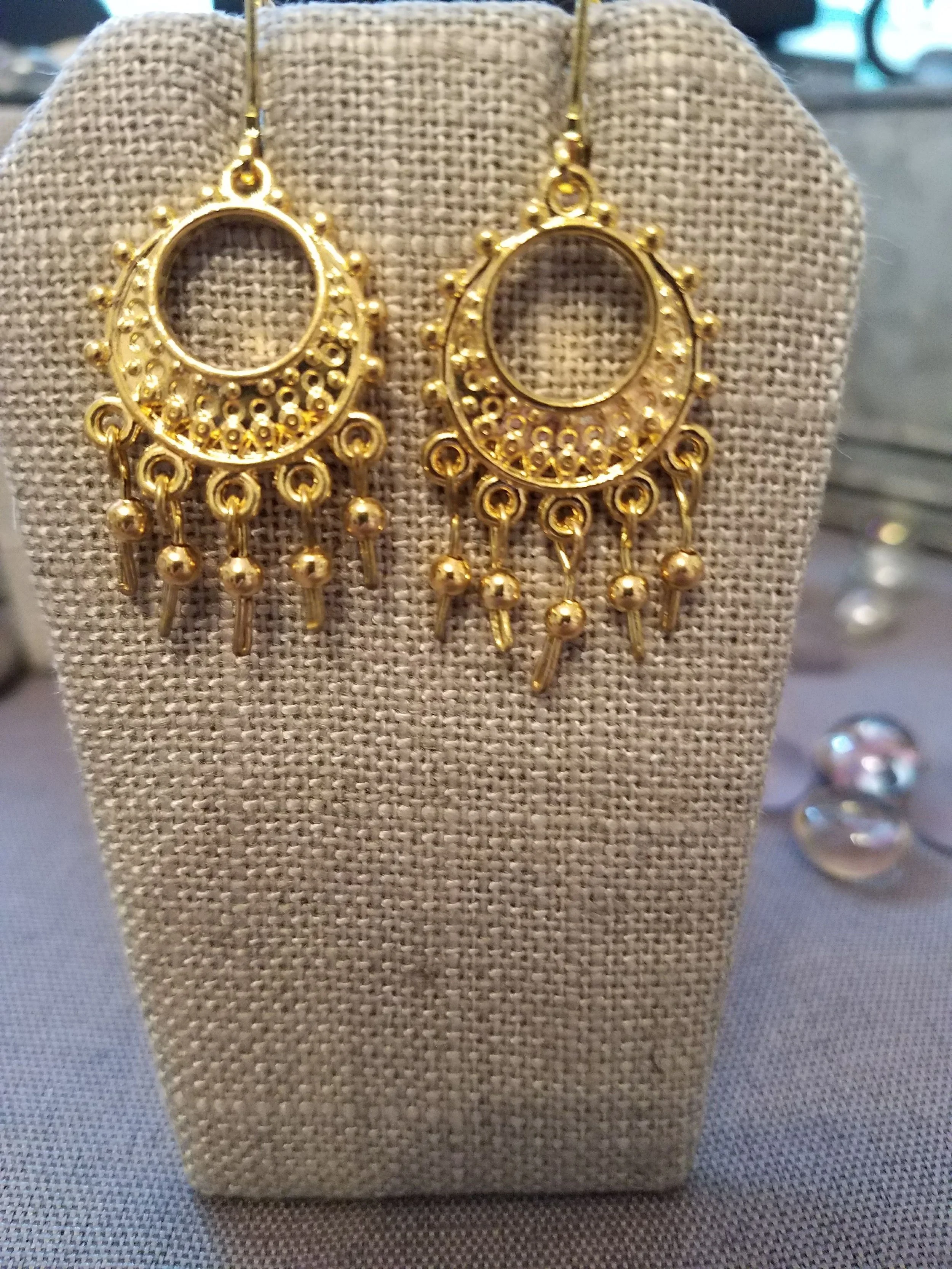 Gold moroccan hoop with gold beads