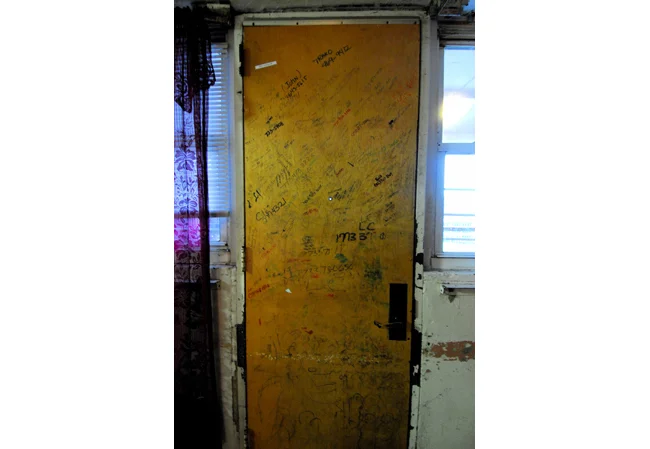 Untitled, from ‘Cabrini Green’, archival pigment © 2008 Gusmano Cesaretti Ref: CabriniGreen25 ALL IMAGES AVAILABLE FOR SALE Please email us with the specific Ref # for quote.