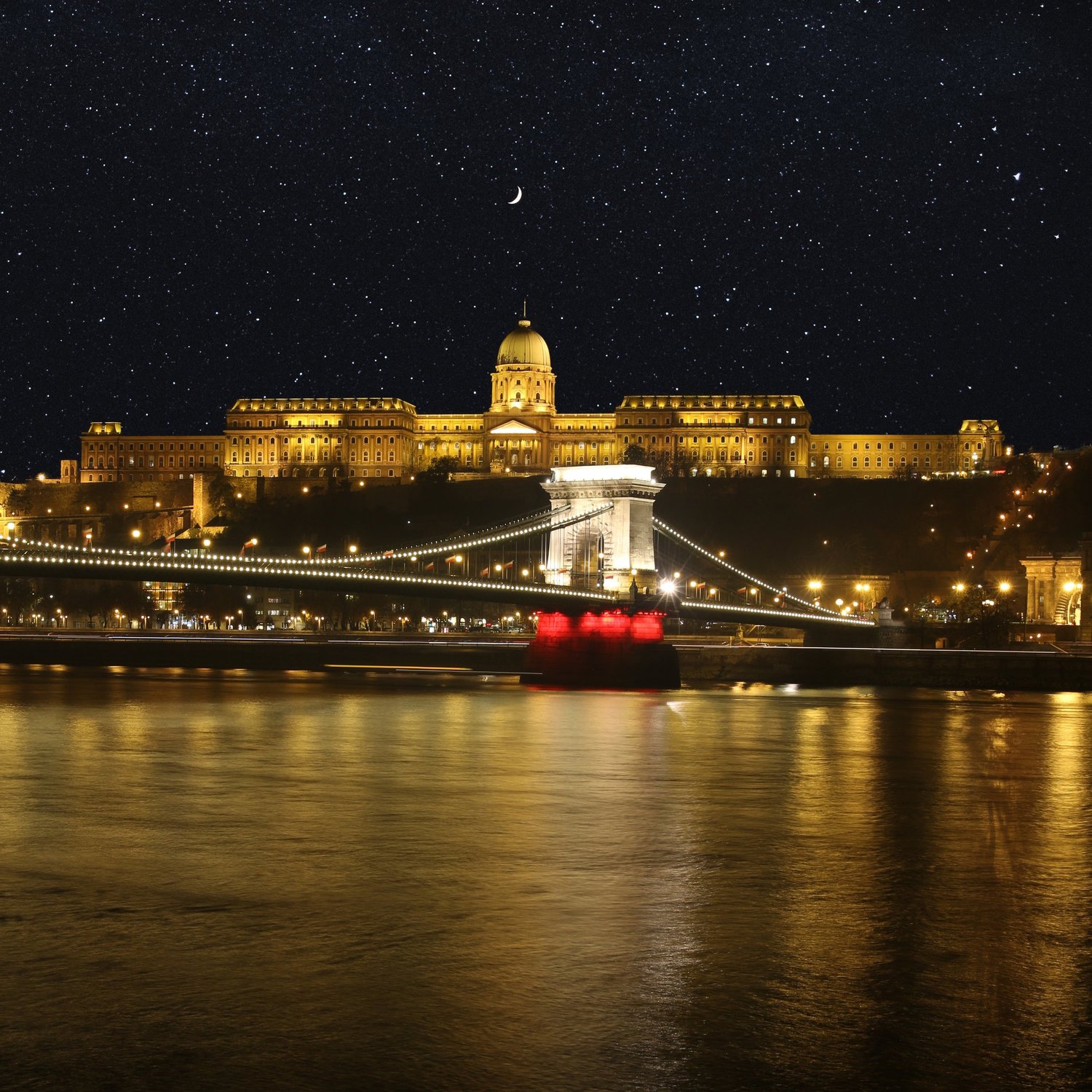Budapest Chain Bridge.jpg