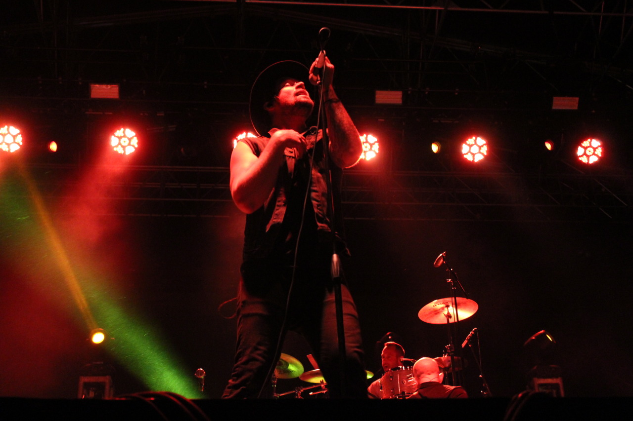  Taking back Sunday
