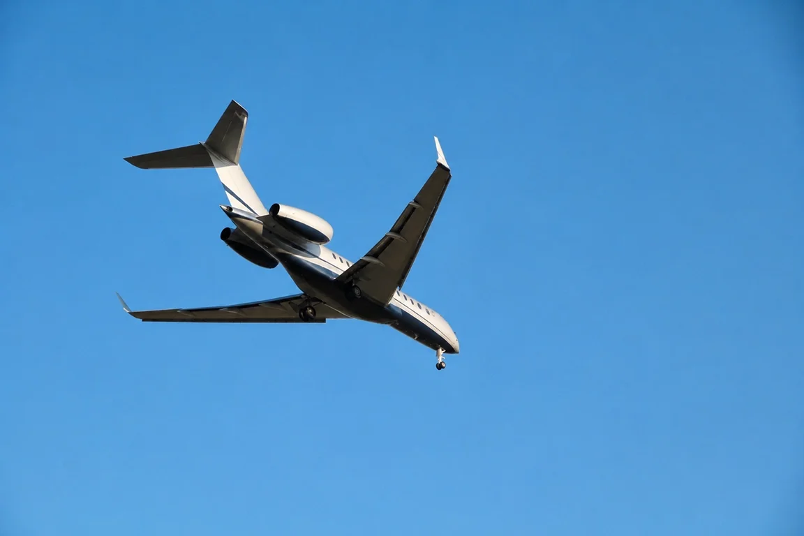 Gulfstream jet on approach