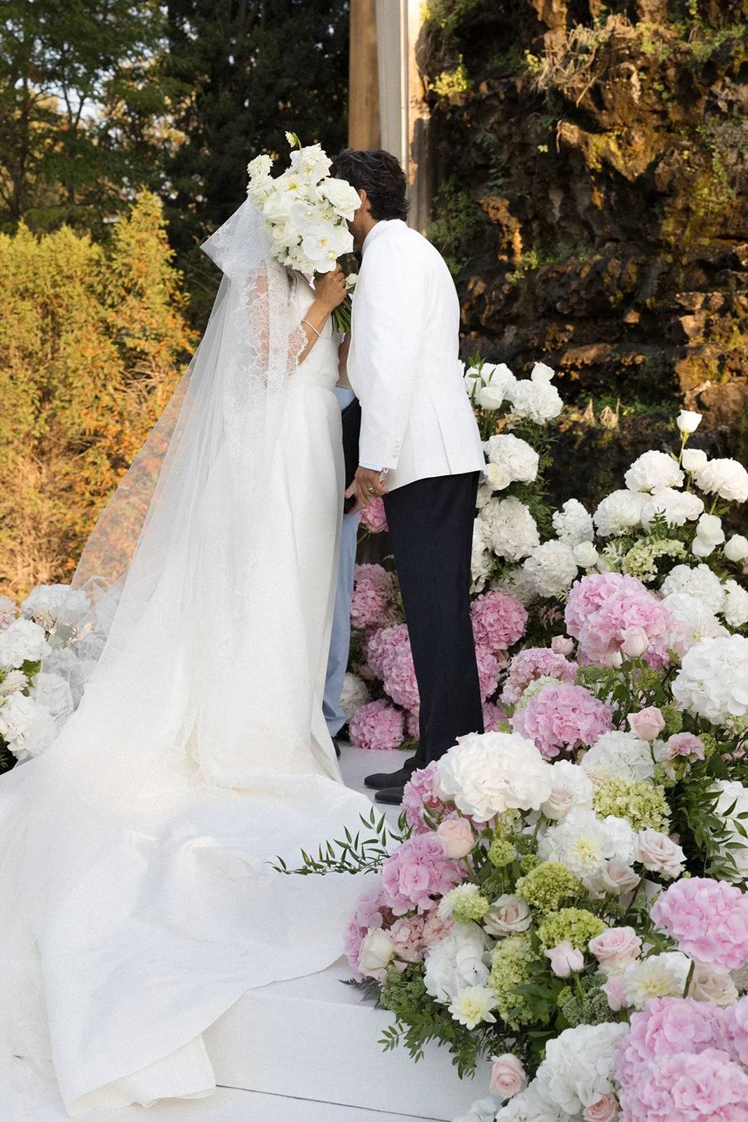 RED FLAGS TO KNOW BEFORE HIRING A WEDDING PHOTOGRAPHER ABROAD