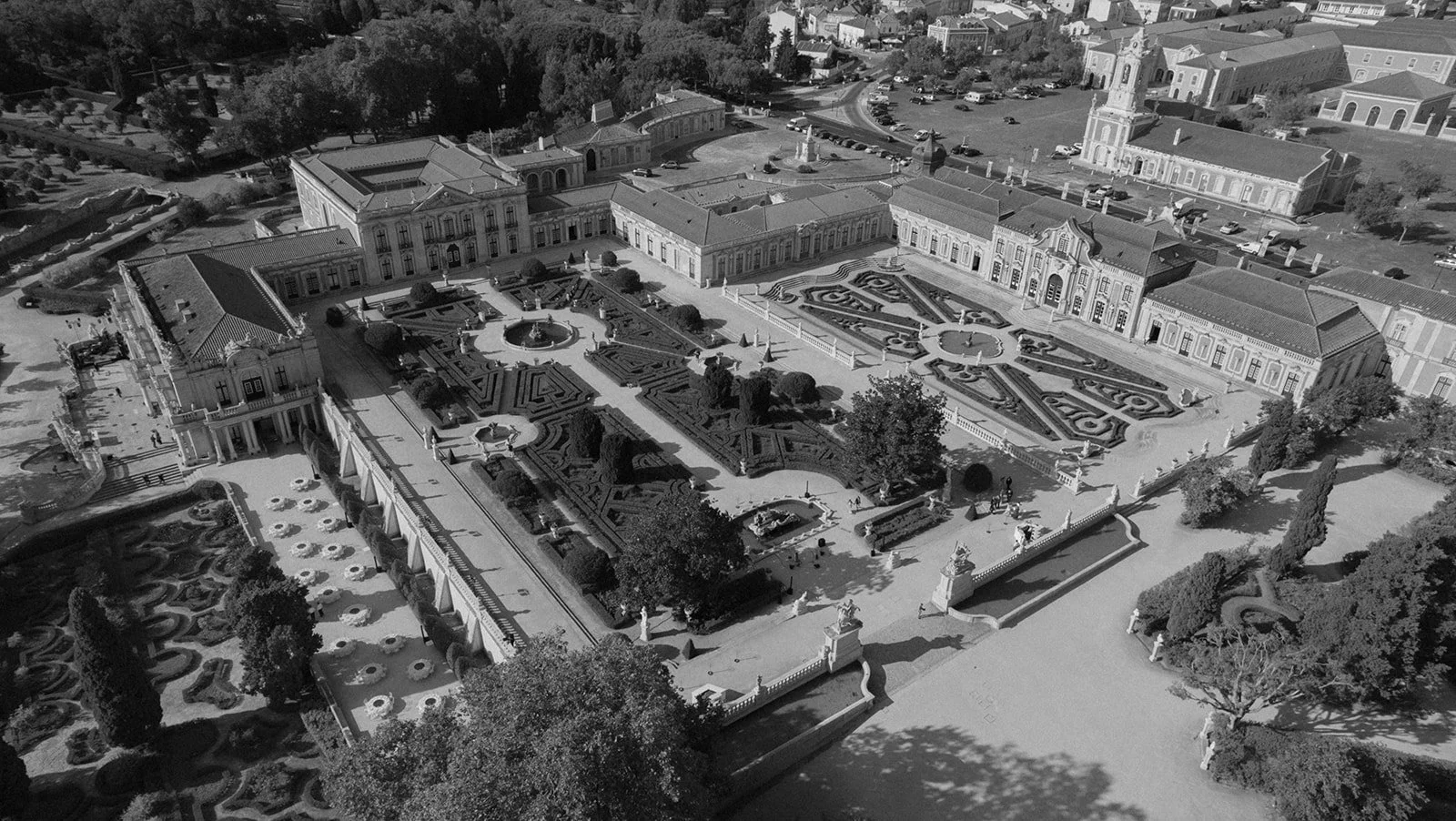 Aerial black and white view of Palácio de Queluz and its geometric gardens, Sintra wedding | The Lopes Photography