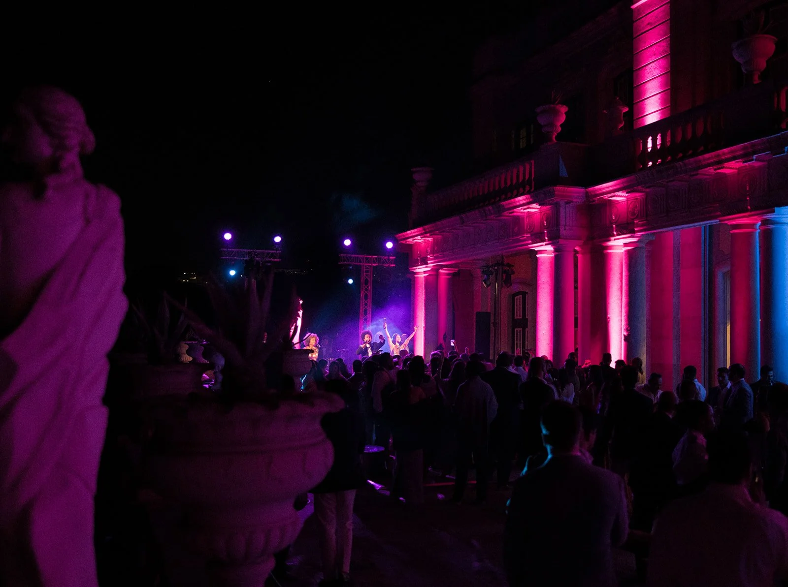 Portugal summer wedding season — night reception with flash and ambient atmosphere, photographed by The Lopes Photography