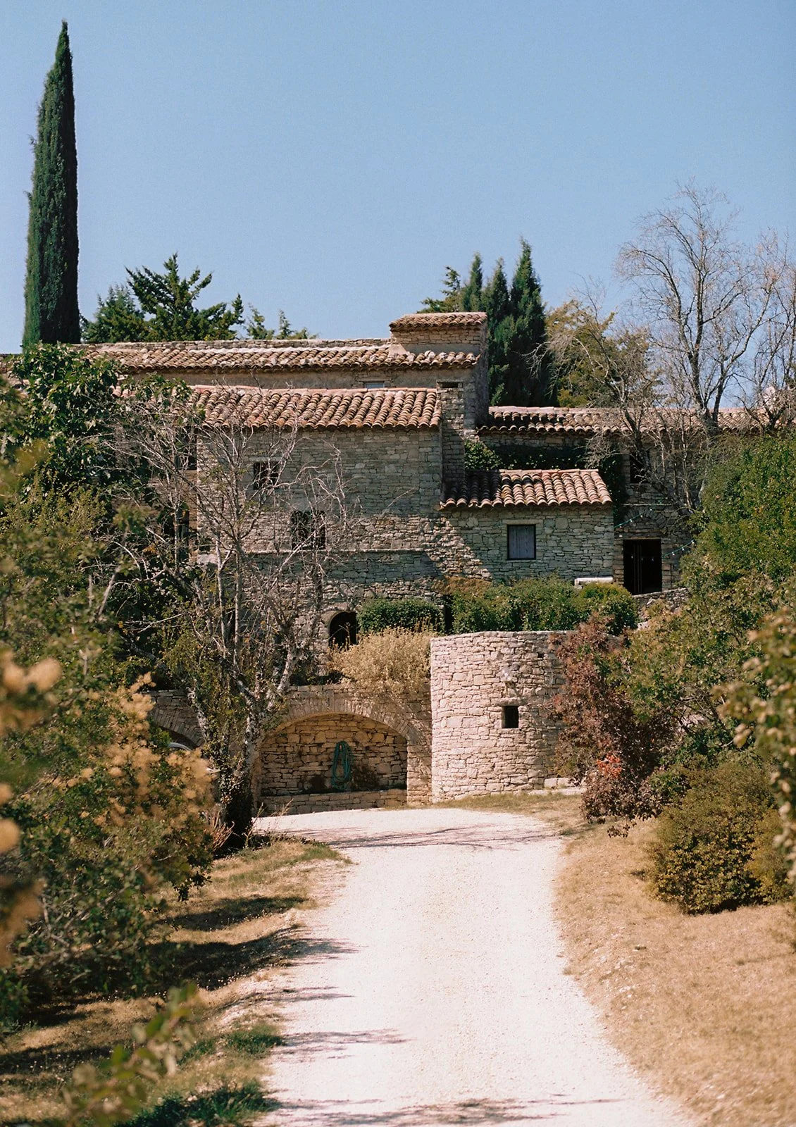 Exterior of Le Grand Banc, a wedding venue in the Luberon, Provence | The Lopes Photography