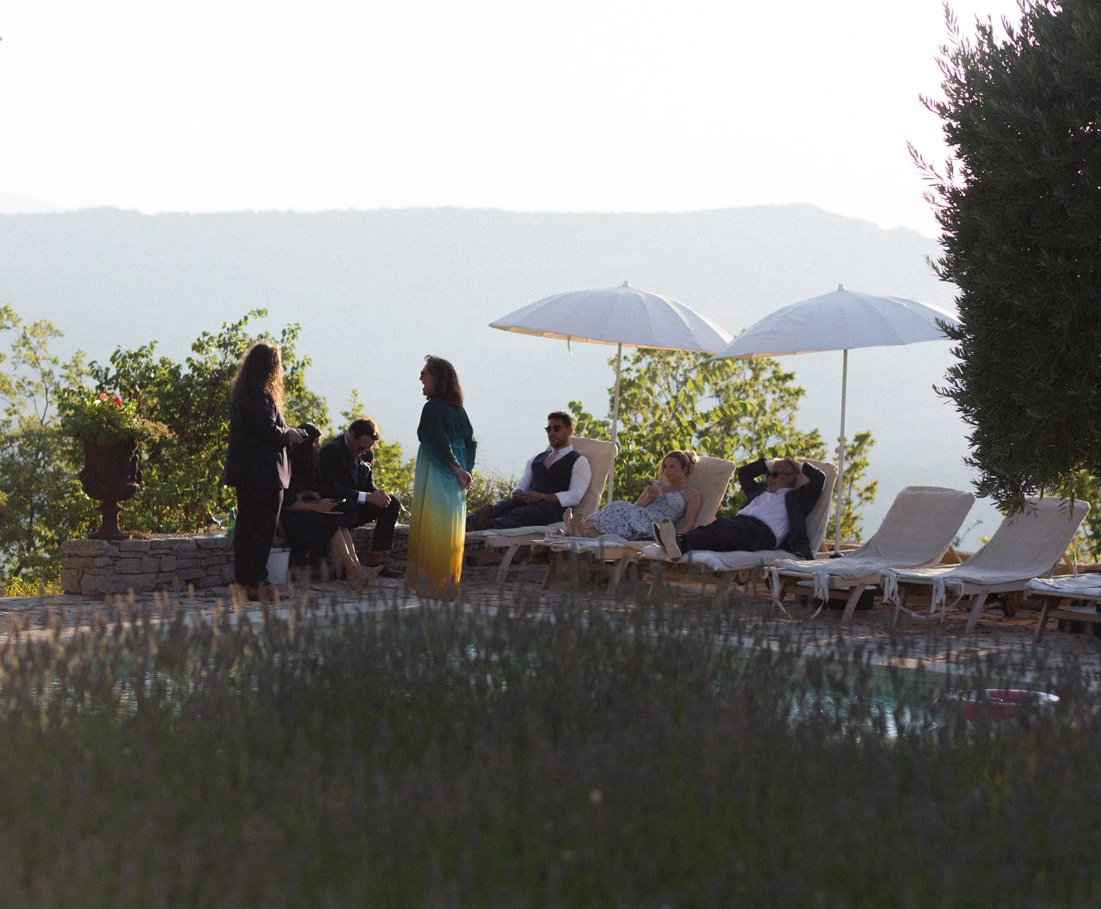Wedding cocktail hour by the pool at Le Grand Banc in the Luberon, Provence | The Lopes Photography
