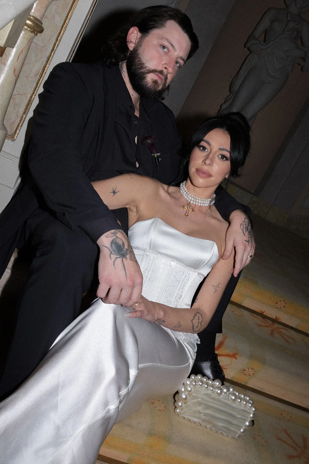 Bride and groom editoriality posing at the stair of Palácio de Seteais