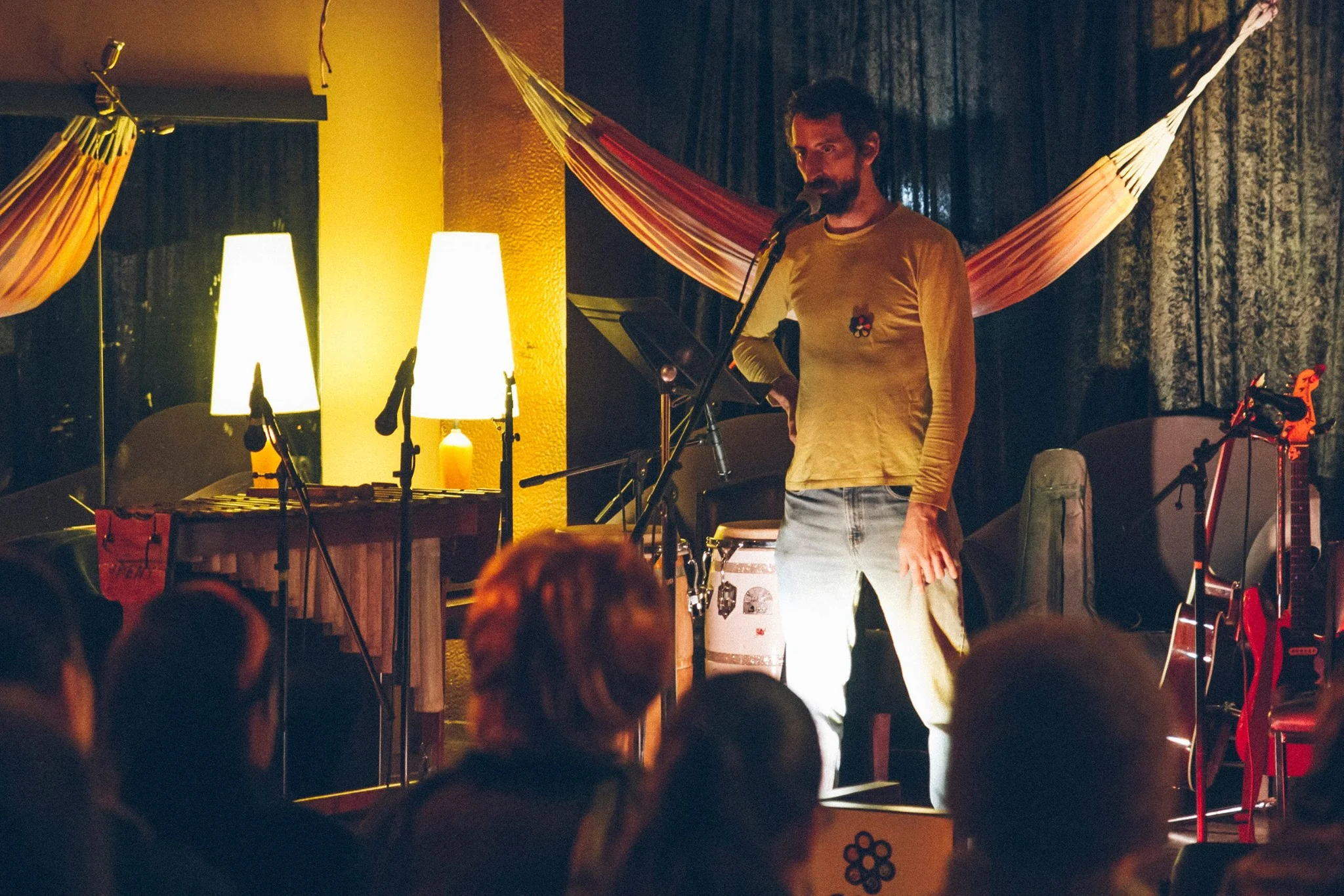 Eyal introducing Casa Cultura’s event. 'Encuentro No 2' at El Gaucho, 2015. Foto by Gabriela Gonzalez