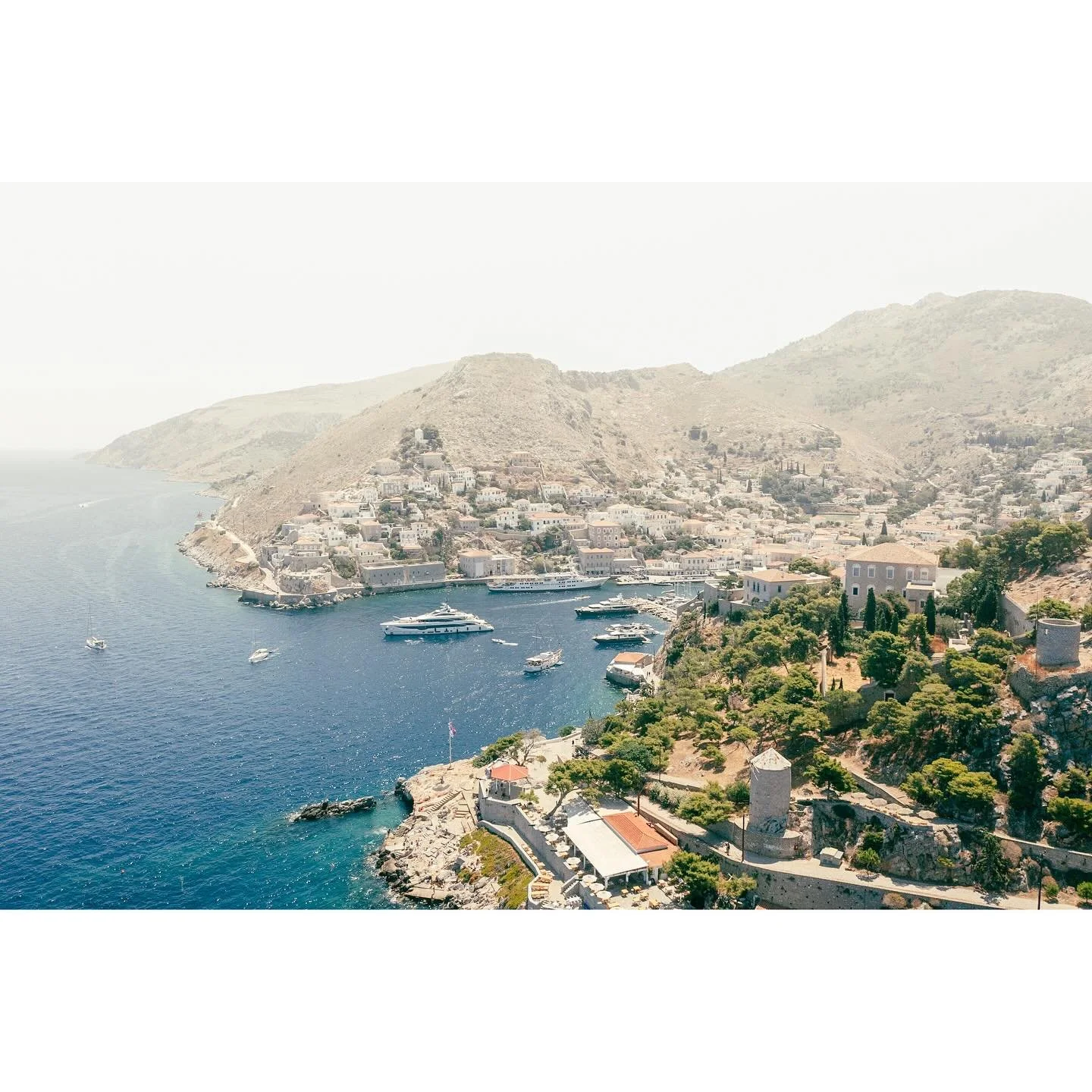 148/365 \ the bustling port of Hydra

#hasselblad #mavicpro2