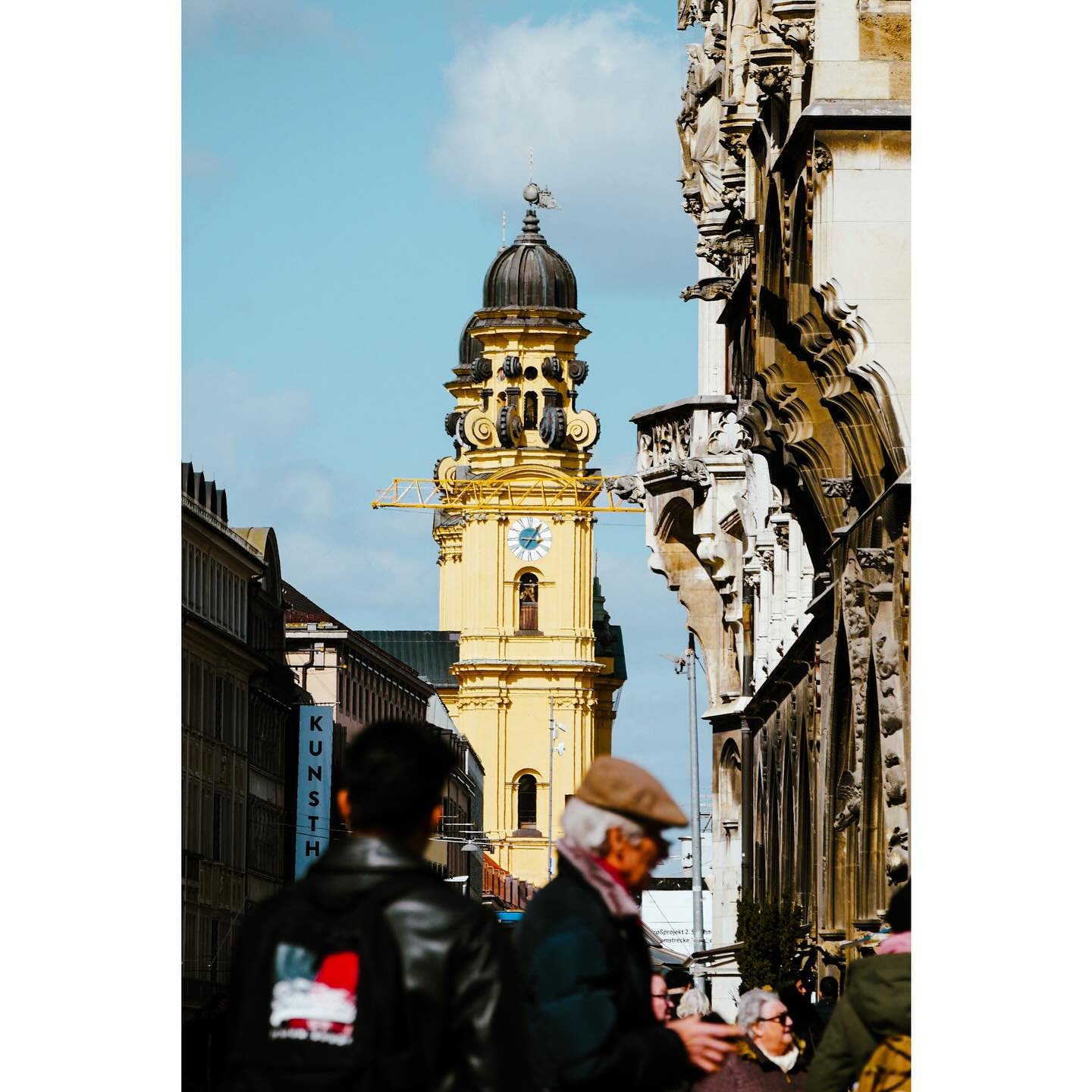 147/365 \ tall buildings, busy people

#gx85