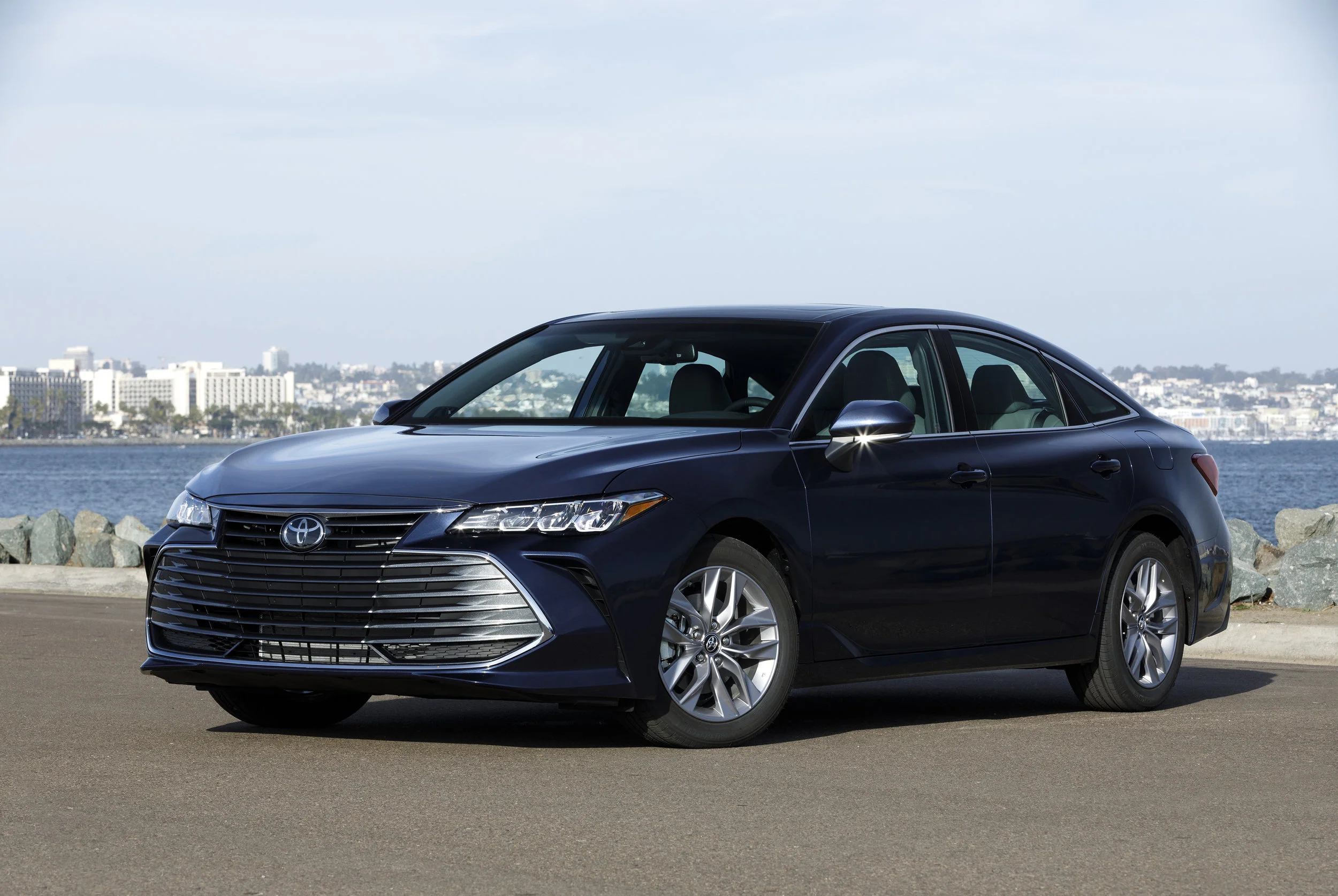 2019_Toyota_Avalon_XLE_01_EBD4FAB67A8B4764CD248B805E879800021752EC.jpg