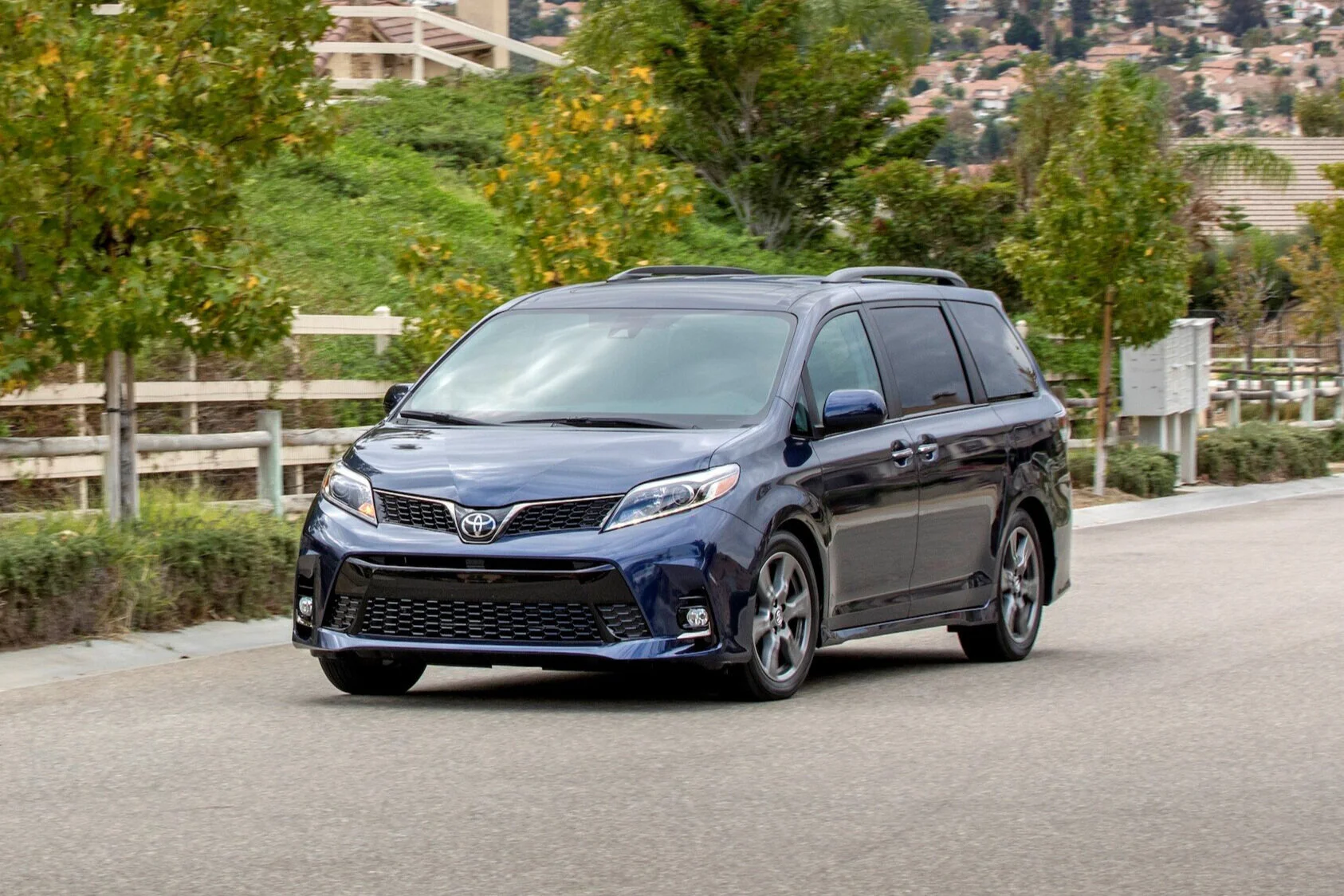2018_Toyota_Sienna_SE_19_84E0868E3B2C5697363A17173619B62E2A4CE691-cropped.jpg