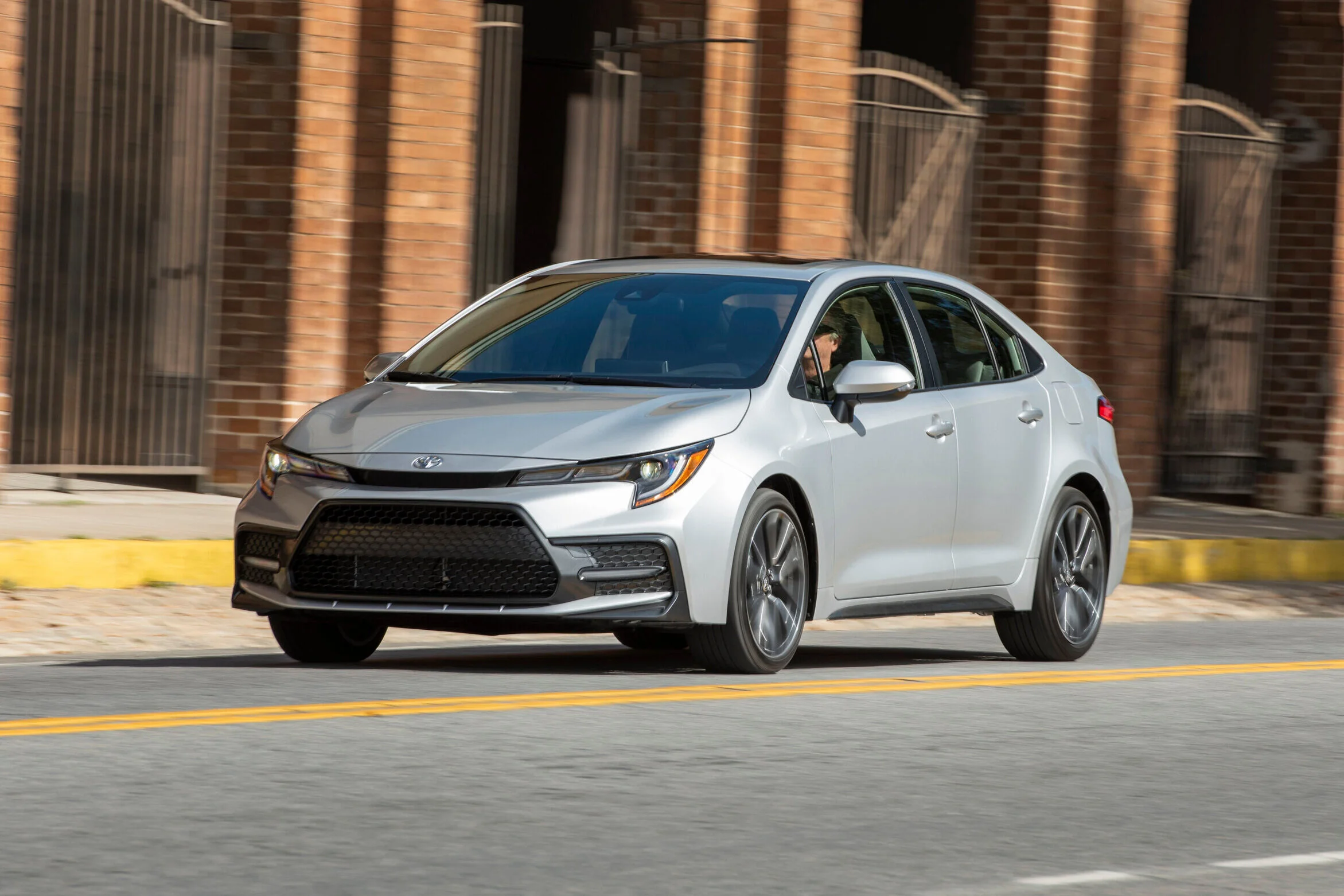 2020_Corolla_SE_ClassicSilverMetallic_033_F103CFB71D098A7D58CB79E8527B181C41A64971.jpg