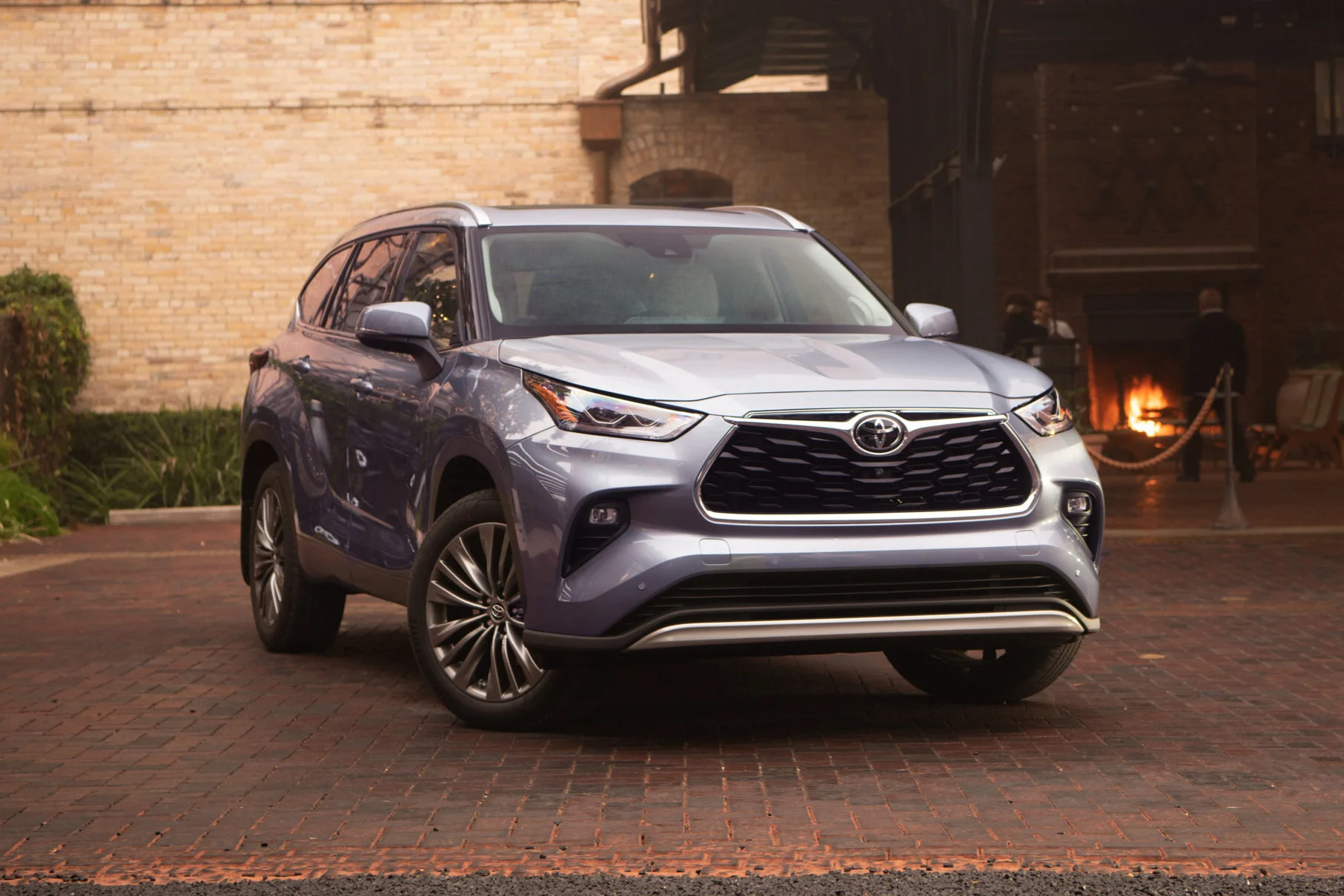 2020_Toyota_Highlander_Platinum_AWD_Moon-Dust_005-2.jpg