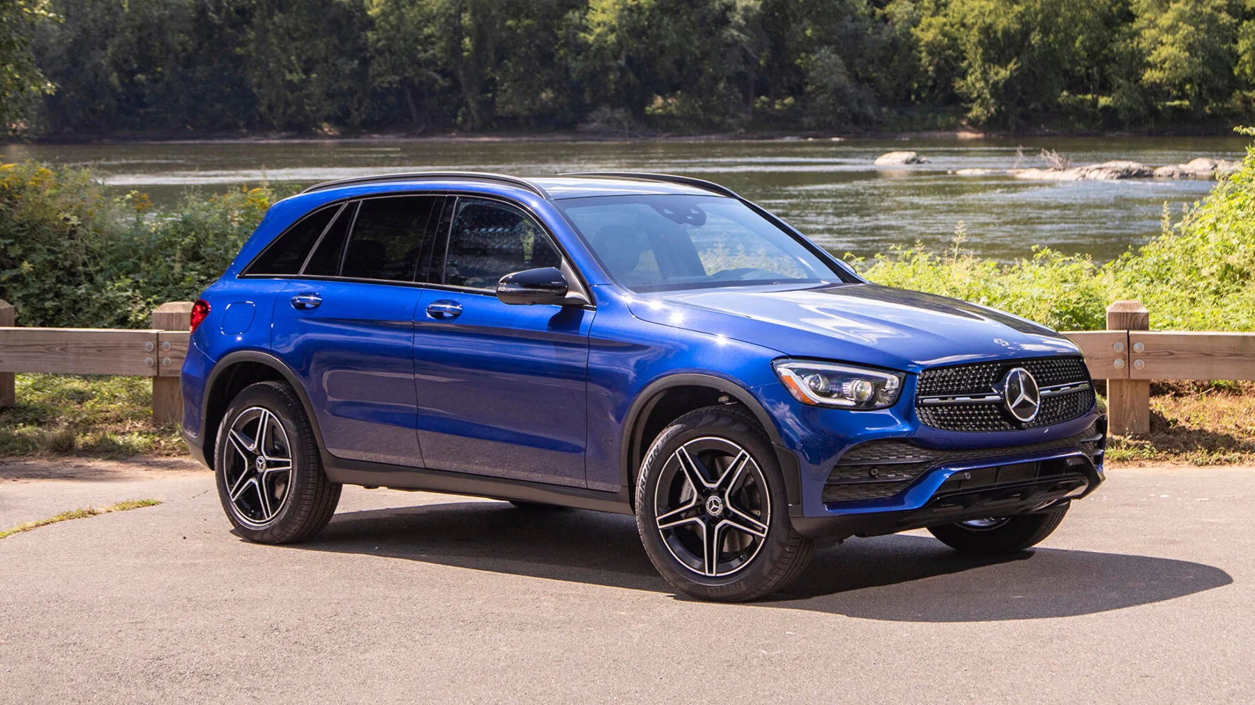 Mercedes-Benz_2020_GLC_300_4MATIC_AMG_Line_Blue_572552_3840x2400.jpg