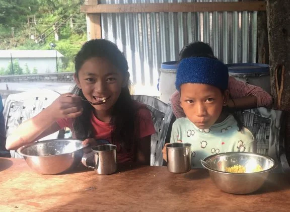 Shanti und Anita – zwei Mädchen mit neuer Hoffnung im Yangri-Tal