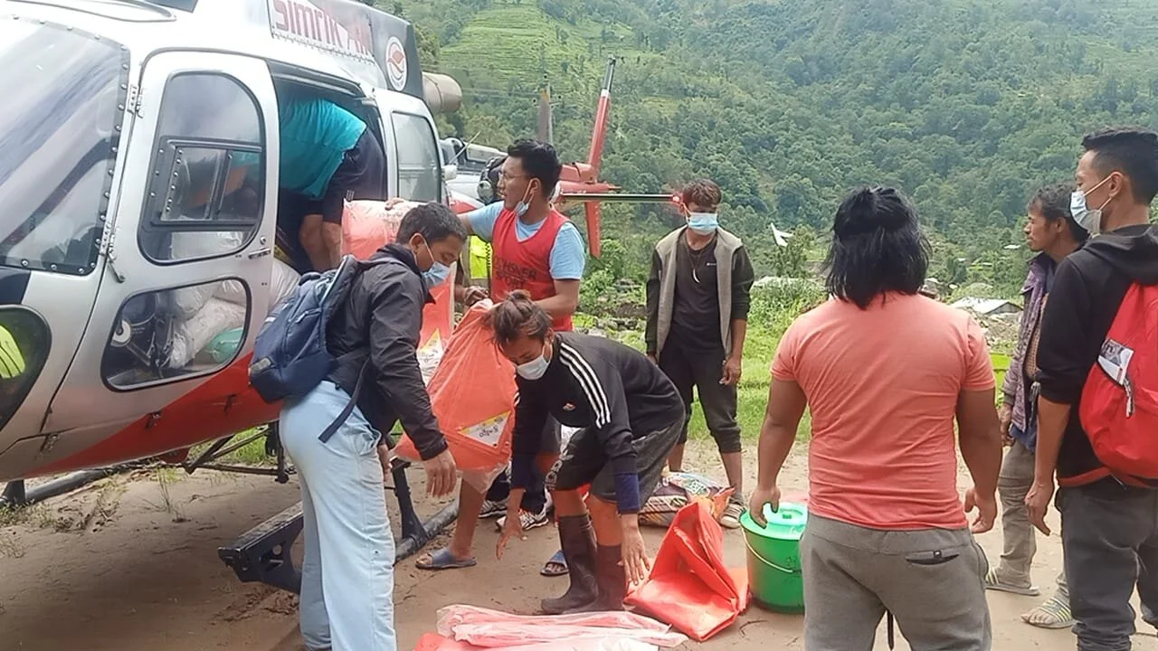 Erste Hilfsgüter sind via Helikopter eingetroffen. Unsere Mitarbeitenden übernehmen die Verteilung.