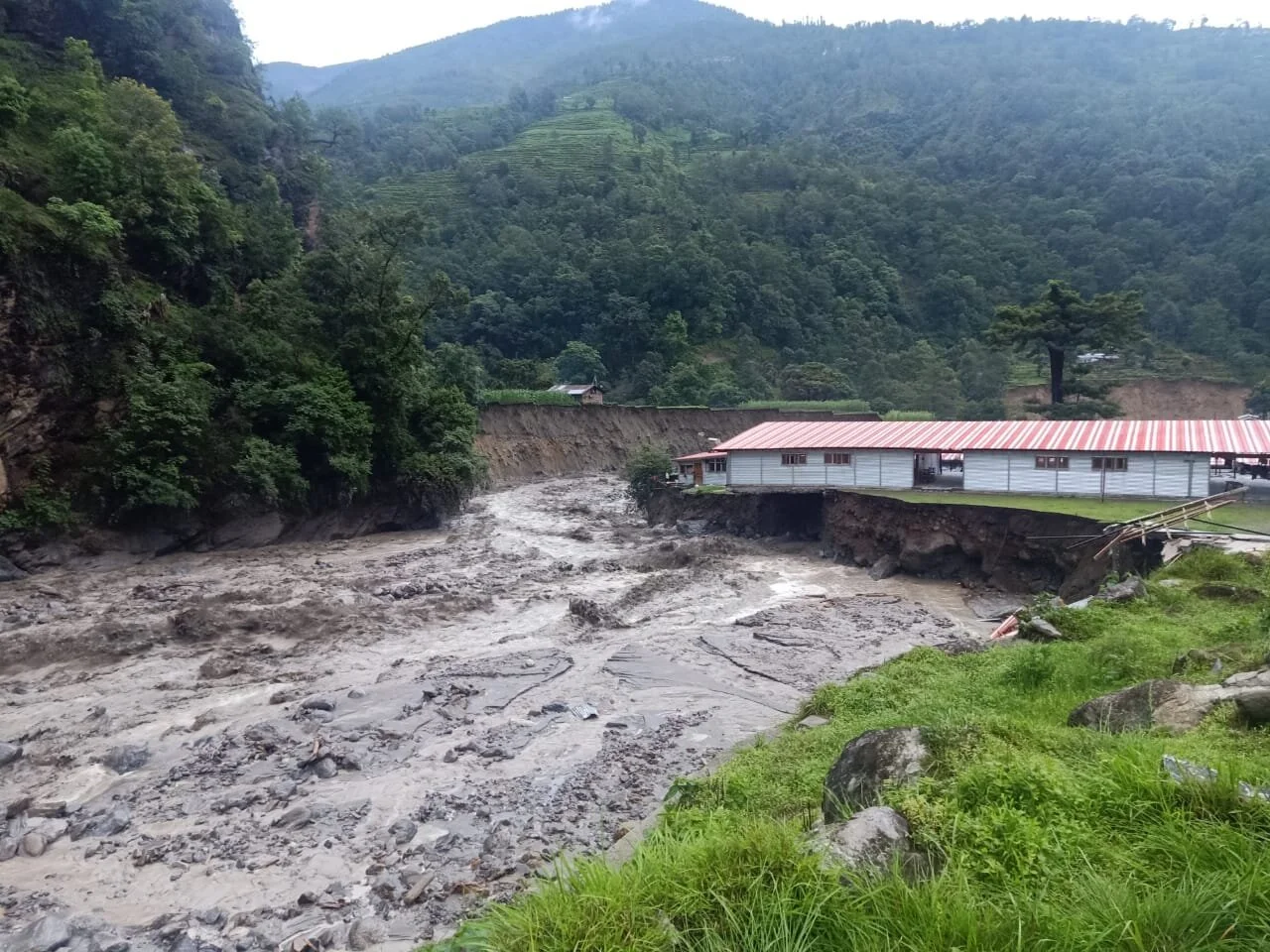 Der Wasserpegel ist unterdessen tiefer geworden. Häuser wurden weg- oder unterspült – wie hier eines der Häuser des Yangri Academic Center (s. auch Bild unten)
