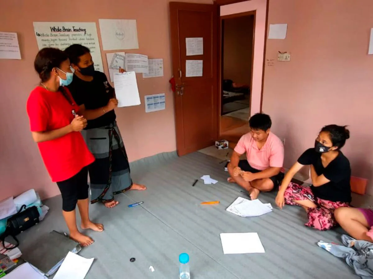 Neue Unterrichtsformen werden entwickelt. Bis das wieder aufgebaute Yangri Academic Center steht, braucht es neue Ideen und Improvisationstalent, um den Unterricht trotz der fehlenden Räumlichkeiten aufrecht zu erhalten. Unsere Mitarbeidenden leisten in dieser herausfordernden Situation Grossartiges.