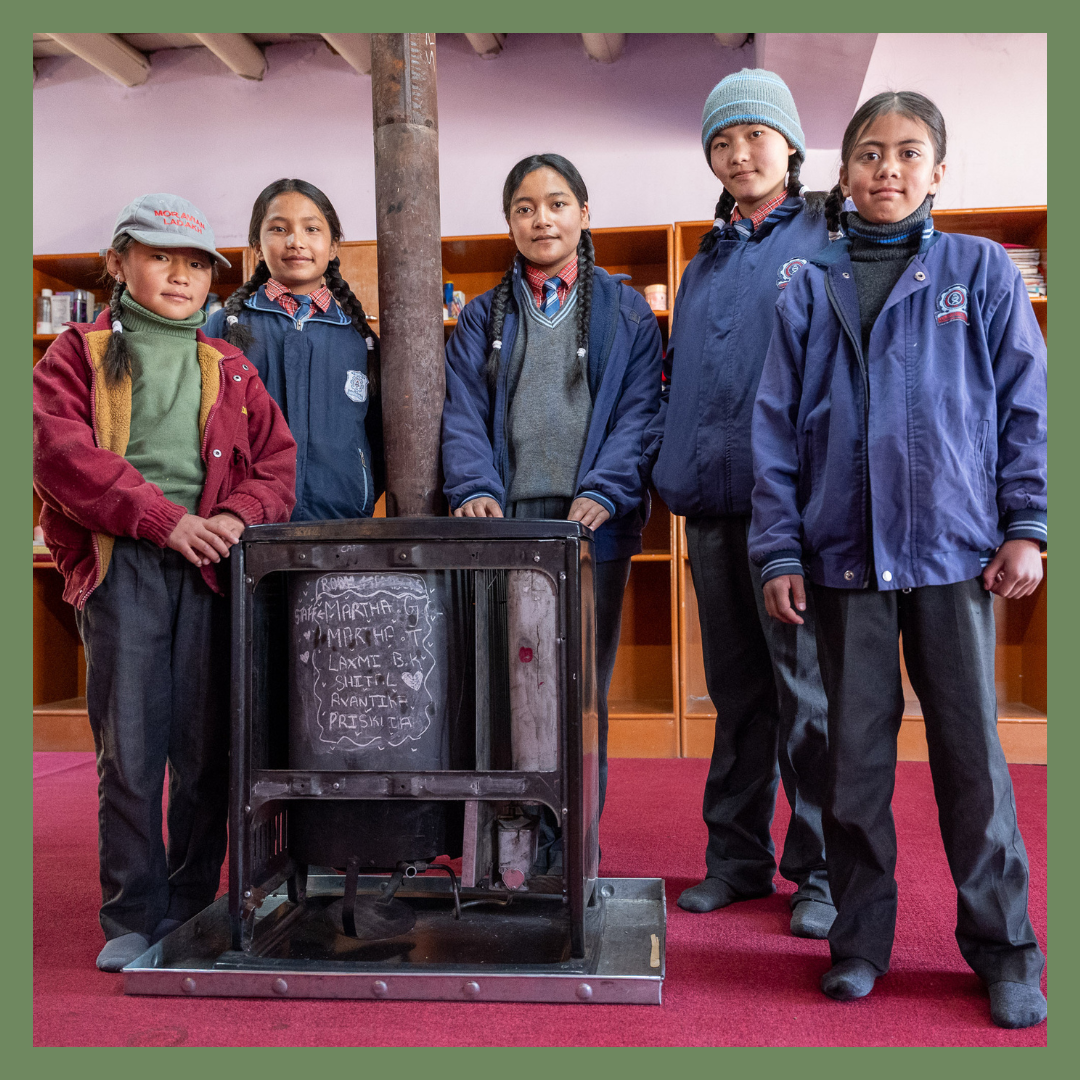 Schulausrüstung für ein Kind im Yangri-Tal