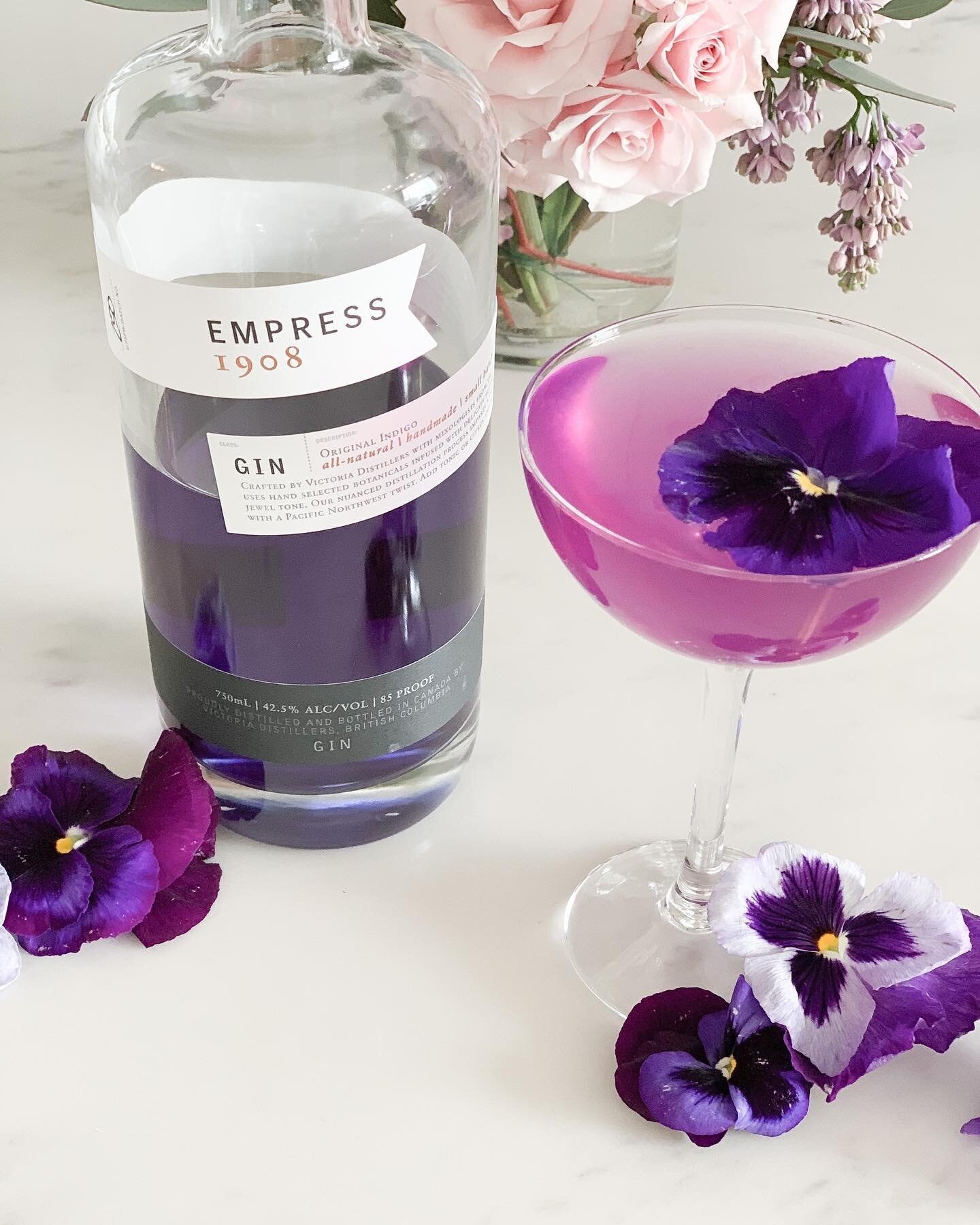 Let Spring Be-Gin! This is one of my favorite warm weather cocktails. I call it:

🪻 Drunk in Lavender 🪻

2 oz @empress1908gin 
1 oz lemon juice 
1 oz lavender syrup

Add all ingredients to a shaker with ice. Shake well and strain into a cocktail gl