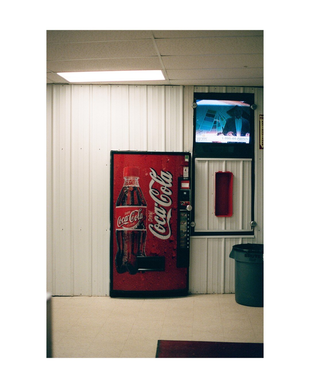 Photos from a shoot with @tanman.evans for a music video thing. Super great vibes from this laundromat we were definetly not supposed to shoot in.
.
Kodak Portra 400, 400ISO - Canon 50mm f/1.8 FD - Canon AE-1 Program - Dec 2020 - June 2021 - Develope